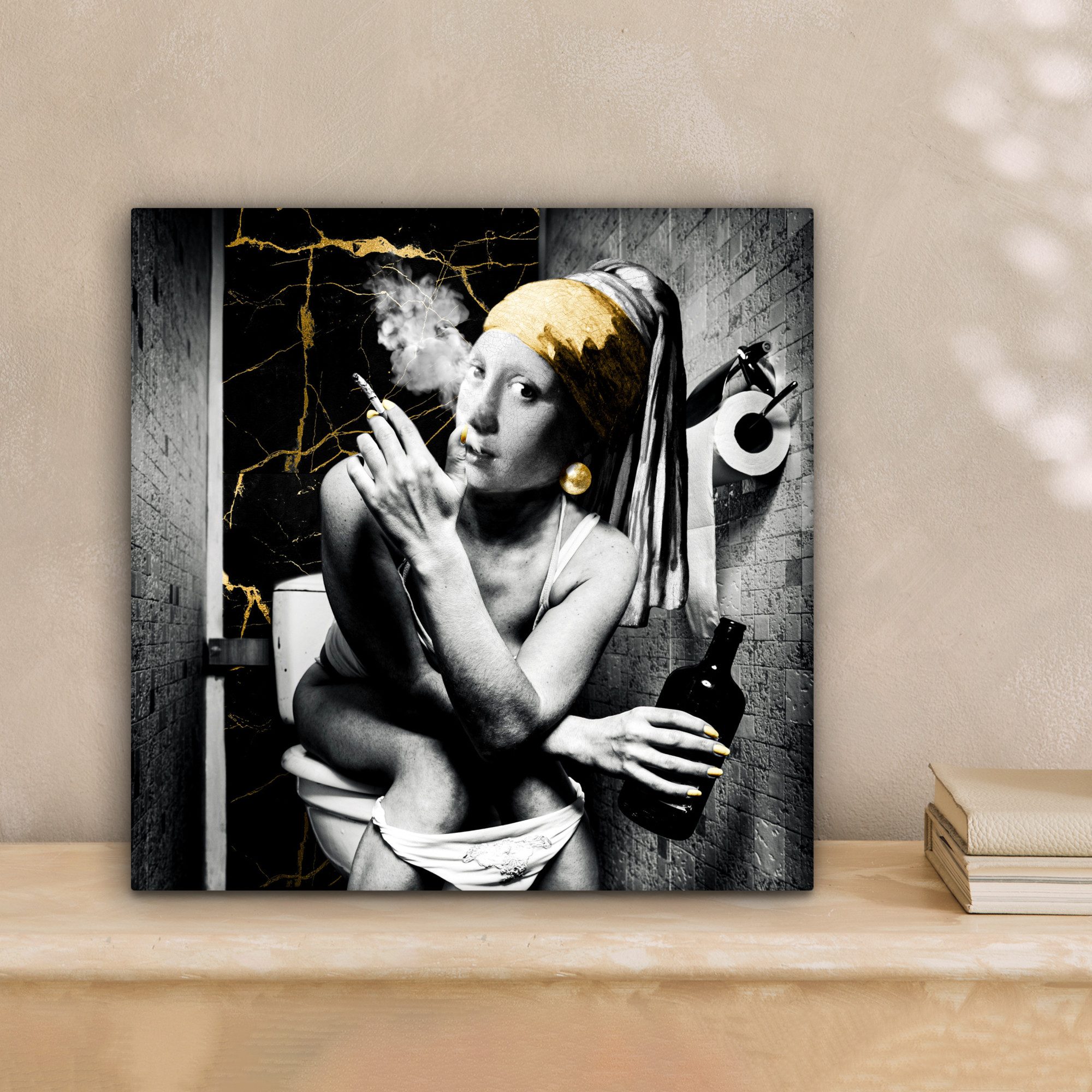 OneMillionCanvasses® Leinwandbild Marmoroptik - Mädchen mit Perlenohrring - Zigaretten - Toilette - Gold, Fotodruck (1 St), Wandbild, Deko Schlafzimmer Wohnzimmer Flur 20x20 cm