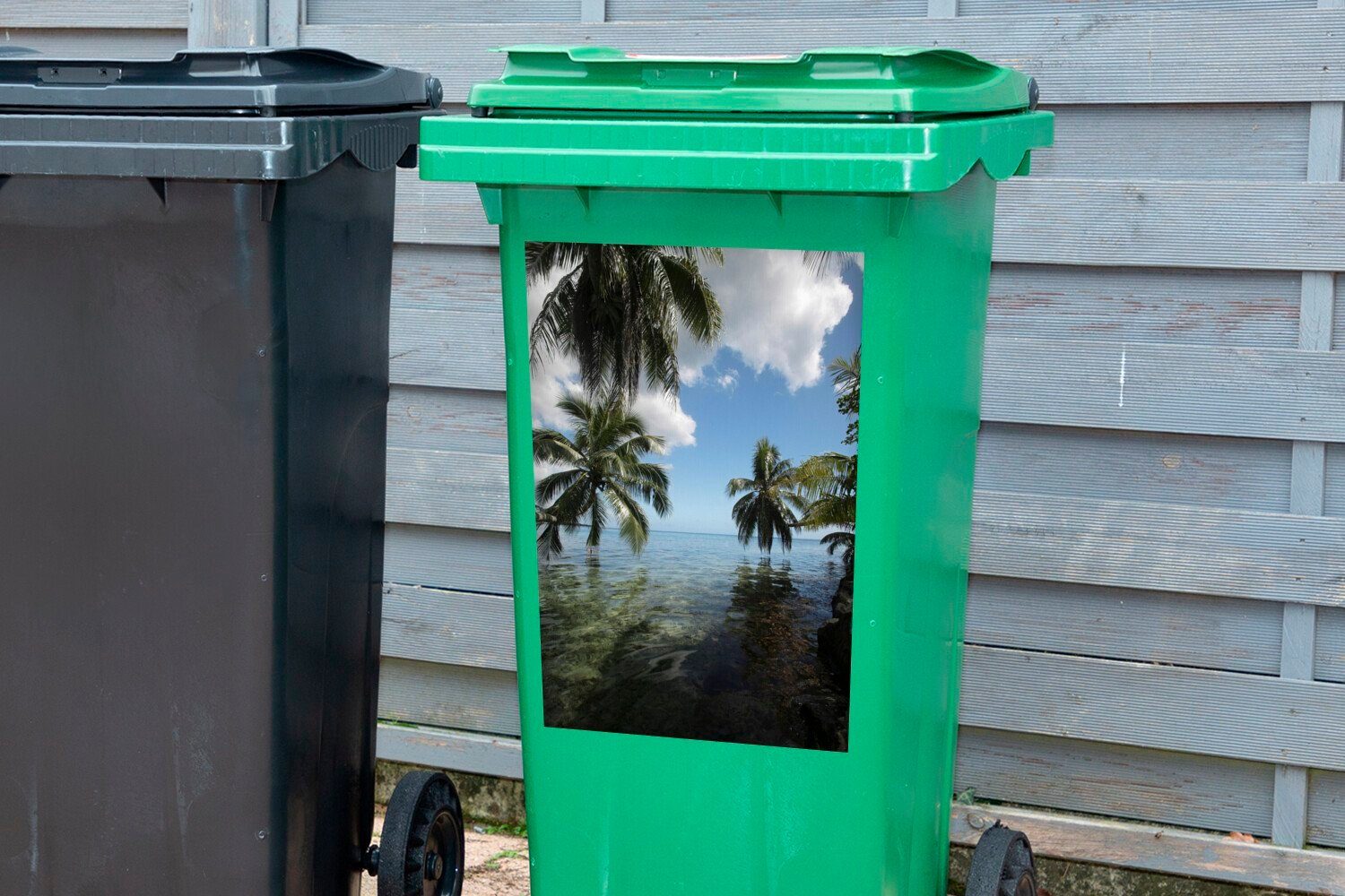 Strand an (1 Moorea Mülleimer-aufkleber, Sticker, in Abfalbehälter Mülltonne, in Container, St), MuchoWow einem Ozeanien Wandsticker Palmen