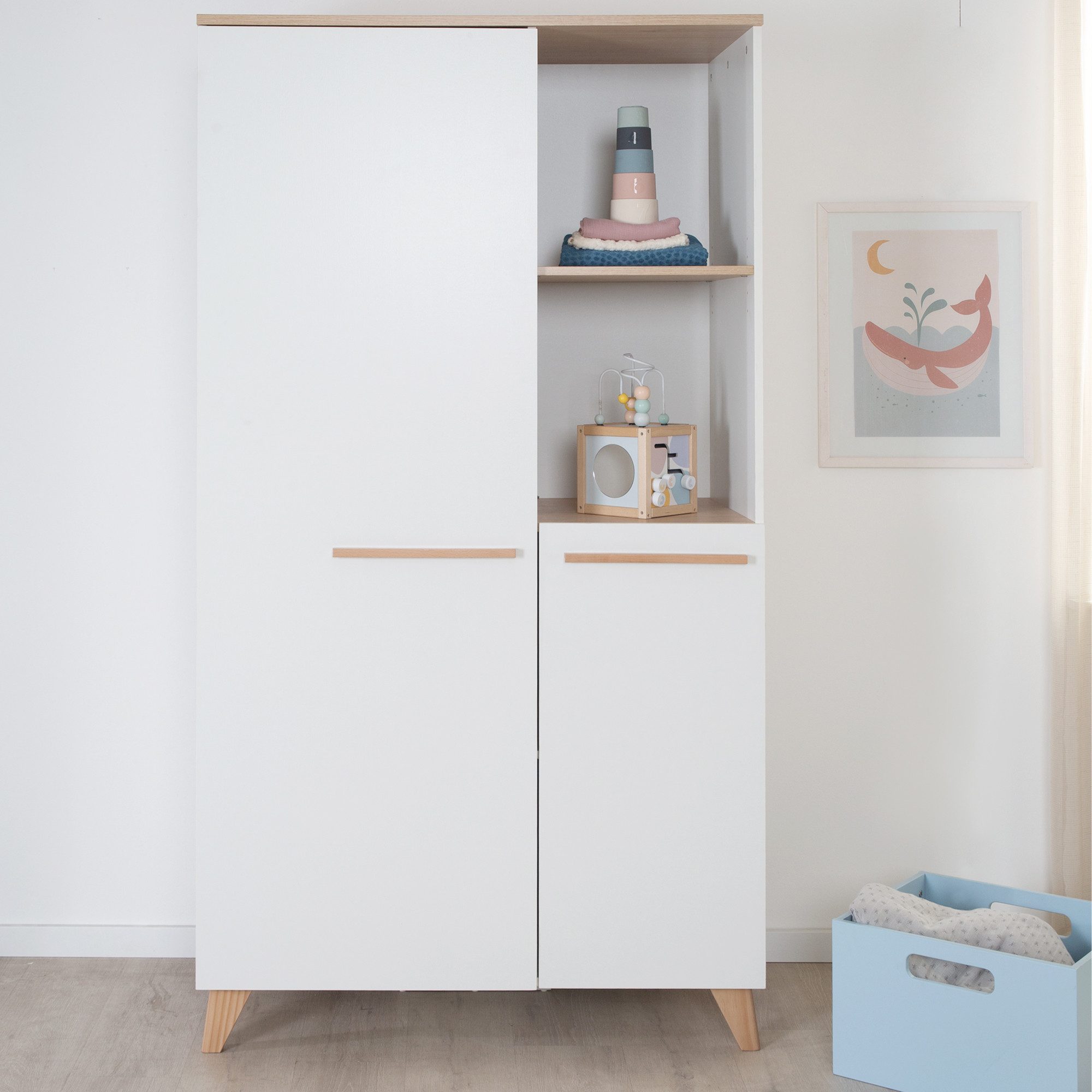 roba® Kinderkleiderschrank Leon 2-türig - Hochwertige Griffe & Füße aus massivem Holz Schrank mit zwei offenen Fächern - Weiß / Dekor Othello Eiche