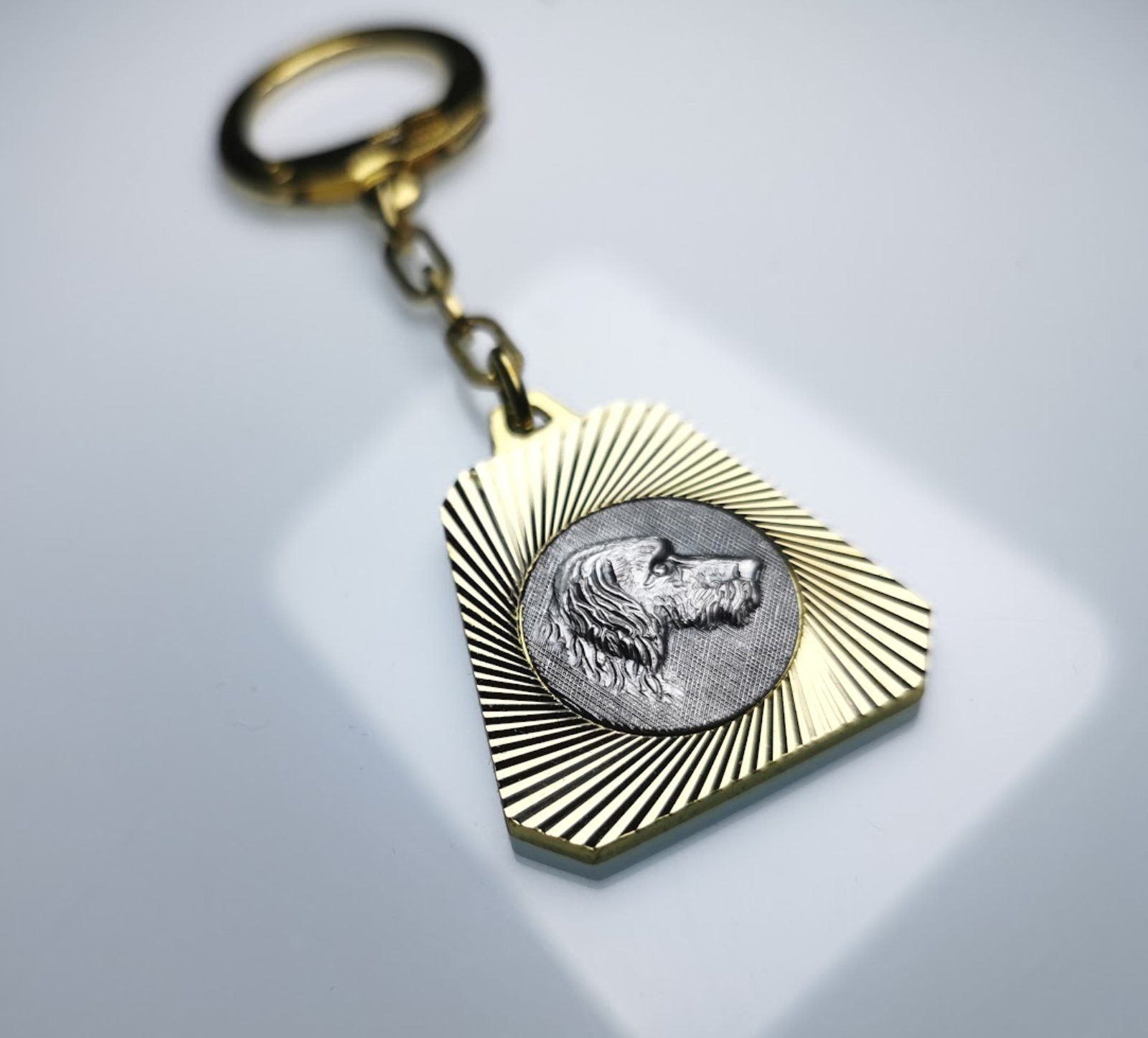 HR Autocomfort Schlüsselanhänger Metall Hund Hundekopf Relief 1960 Dackelkopf Dackel 3D aus Emblem