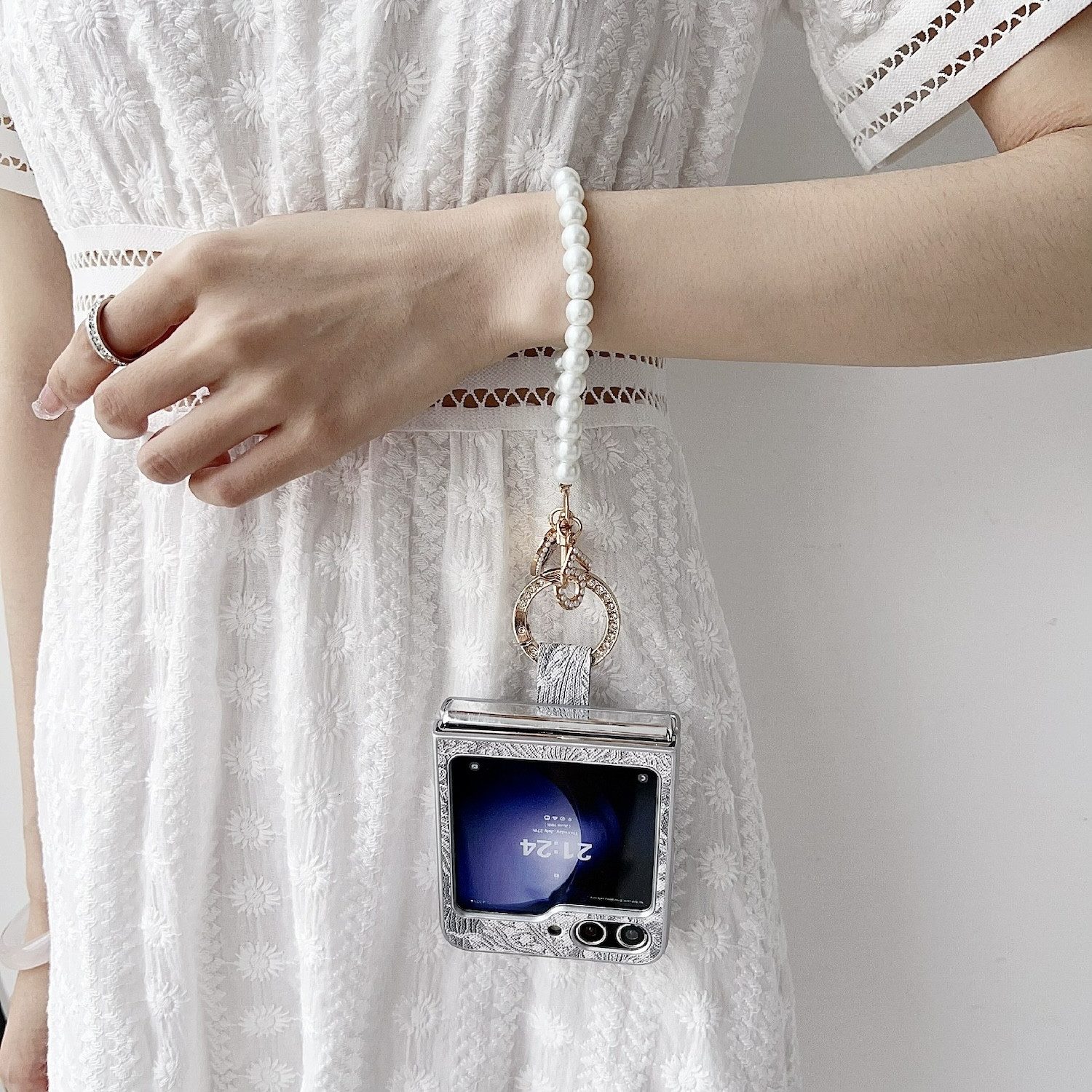 Wigento Handyhülle Für Samsung Galaxy Z Flip7 FE / Flip6 5G Stick Hülle Ringperlenkette