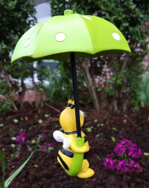 Fachhandel Plus Gartenfigur Dekofigur lustige Biene im Regenschirm sitzend, (1 St), handbemalt