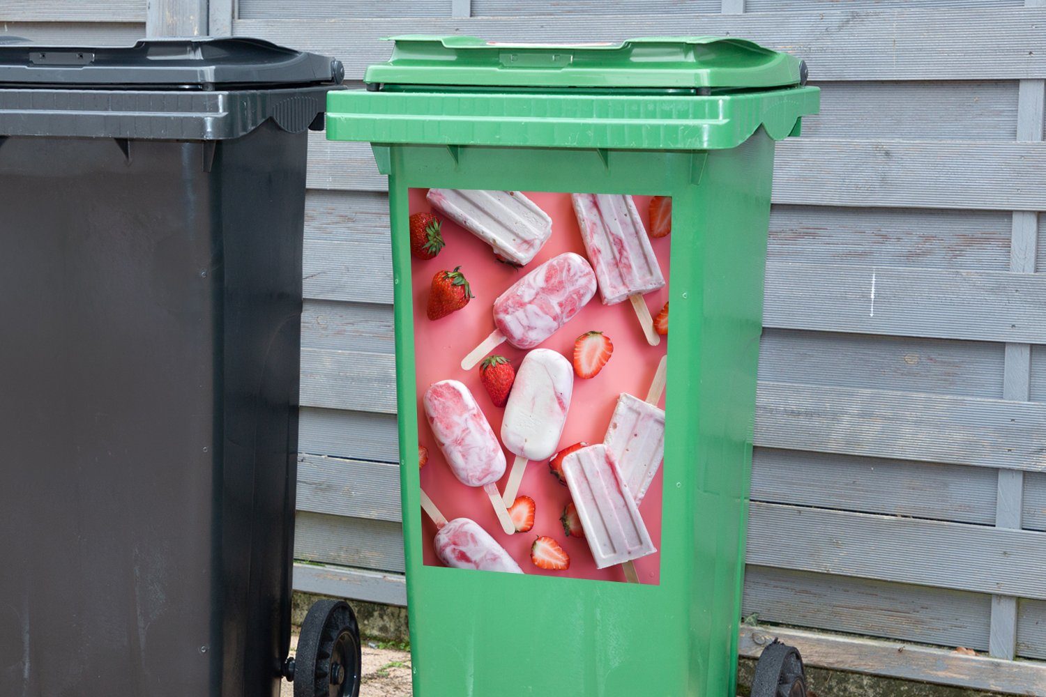 MuchoWow Wandsticker Eis am Abfalbehälter Container, mit Stiel Erdbeeren Mülltonne, Mülleimer-aufkleber, Sticker, St), (1