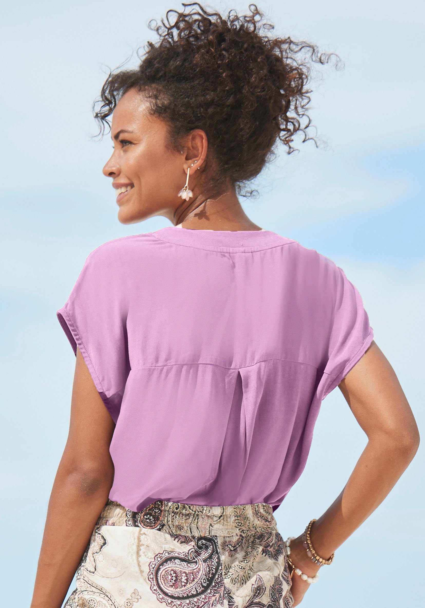 LASCANA Schlupfbluse mit tiefem V-Ausschnitt und modischen Knöpfen luftige Kurzarmbluse, lässiges Blusenshirt, Basic – Bild 3 von 5