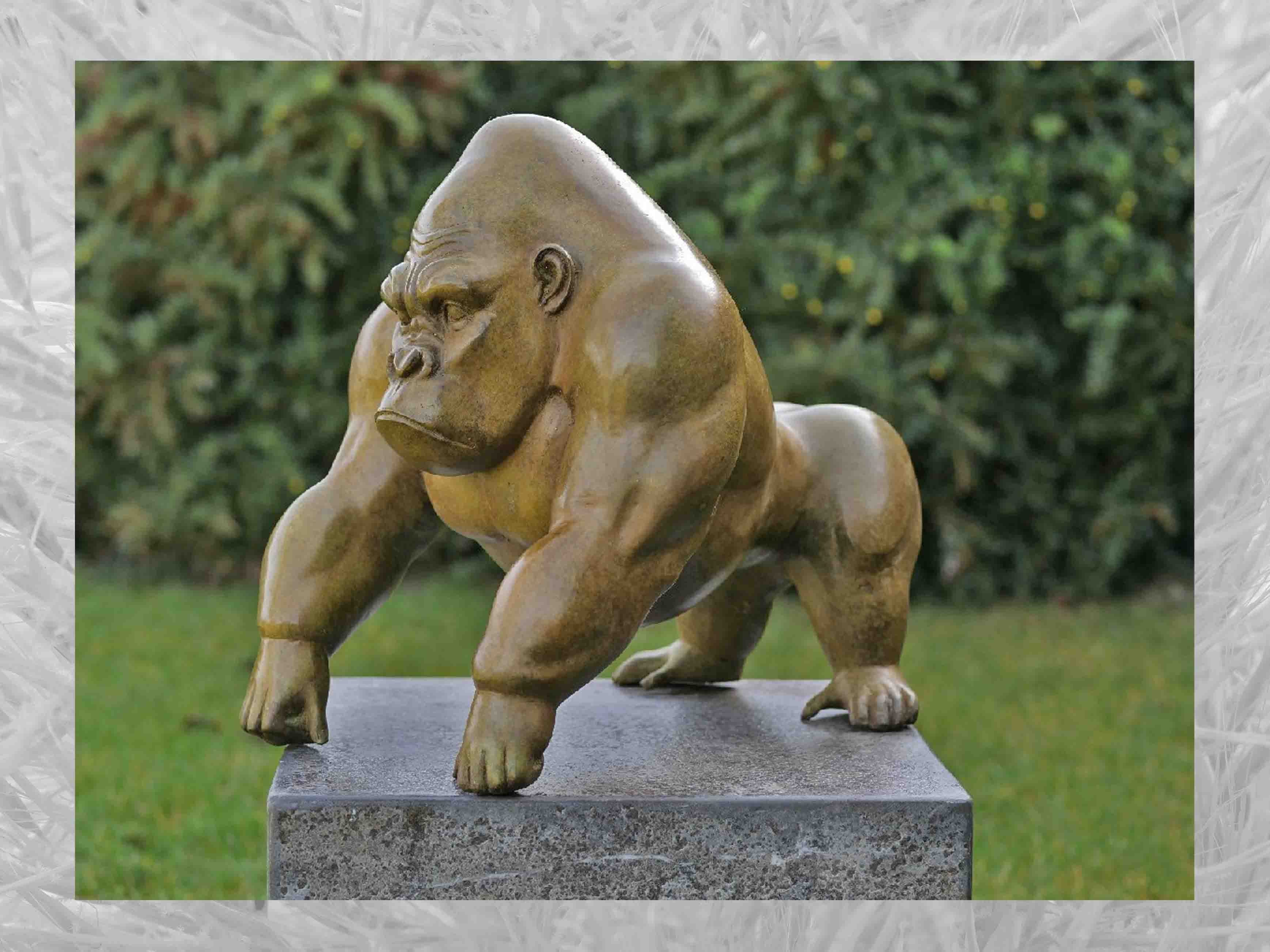 IDYL Gartenfigur IDYL Bronze-Skulptur Gorilla grüne heiße Patina, Bronze
