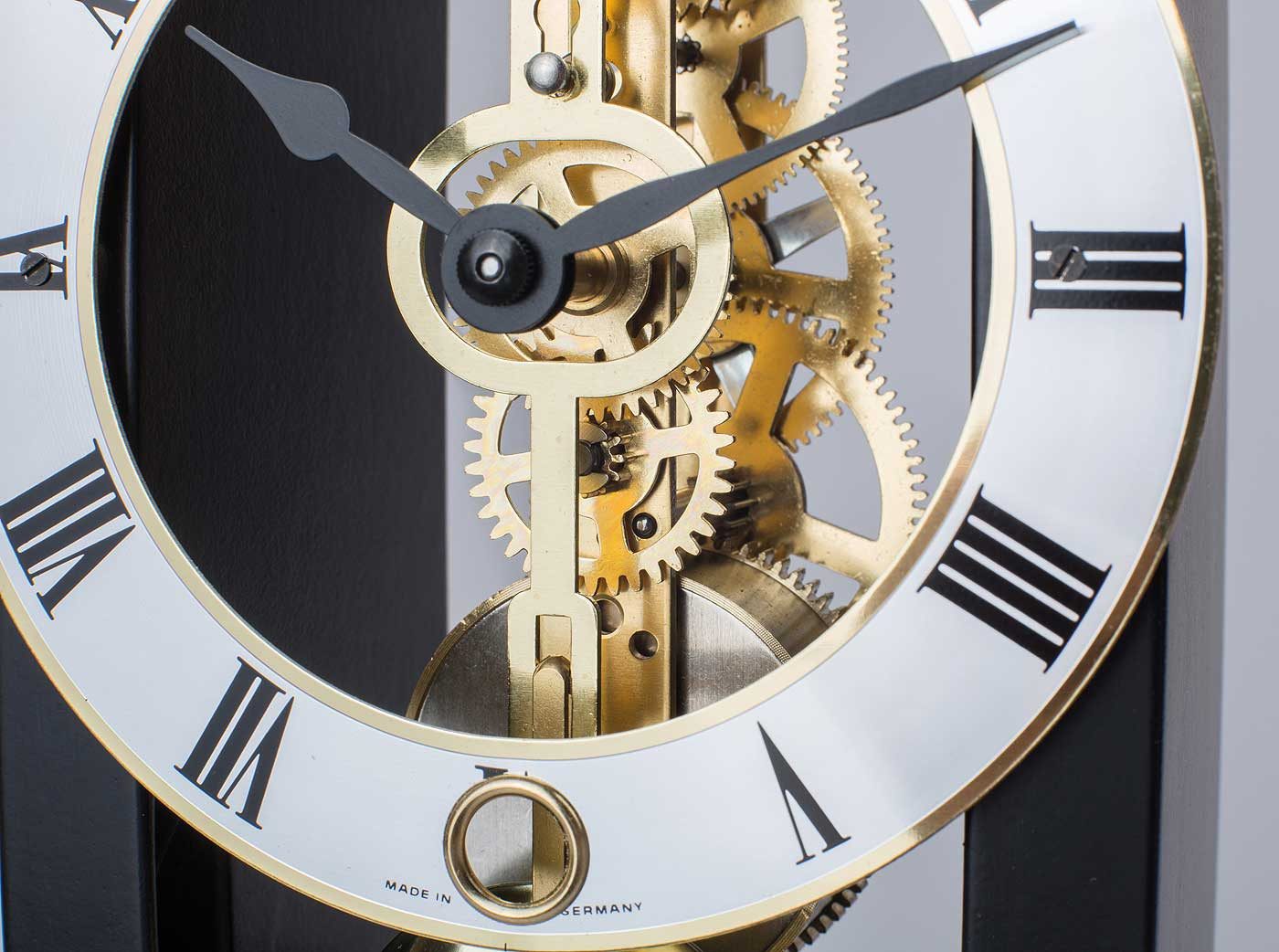 Hermle Tischuhr Tischuhr Rot mit Skelettuhrwerk Hermle Modell 23015-360721