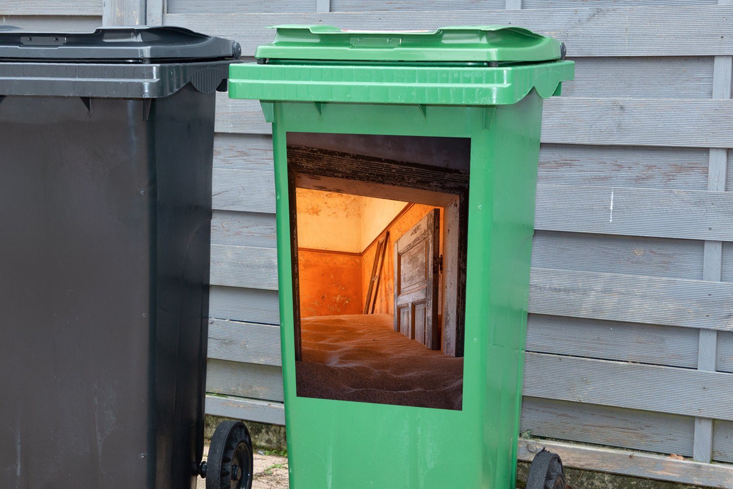 Abfalbehälter - Mülltonne, Architektur Tür Sand Wandsticker St), Haus - Container, MuchoWow Sticker, - (1 Mülleimer-aufkleber,