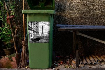 MuchoWow Wandsticker Quadratisches Foto des Eiffelturms in Paris - schwarz-weiß (1 St), Mülleimer-aufkleber, Mülltonne, Sticker, Container, Abfalbehälter