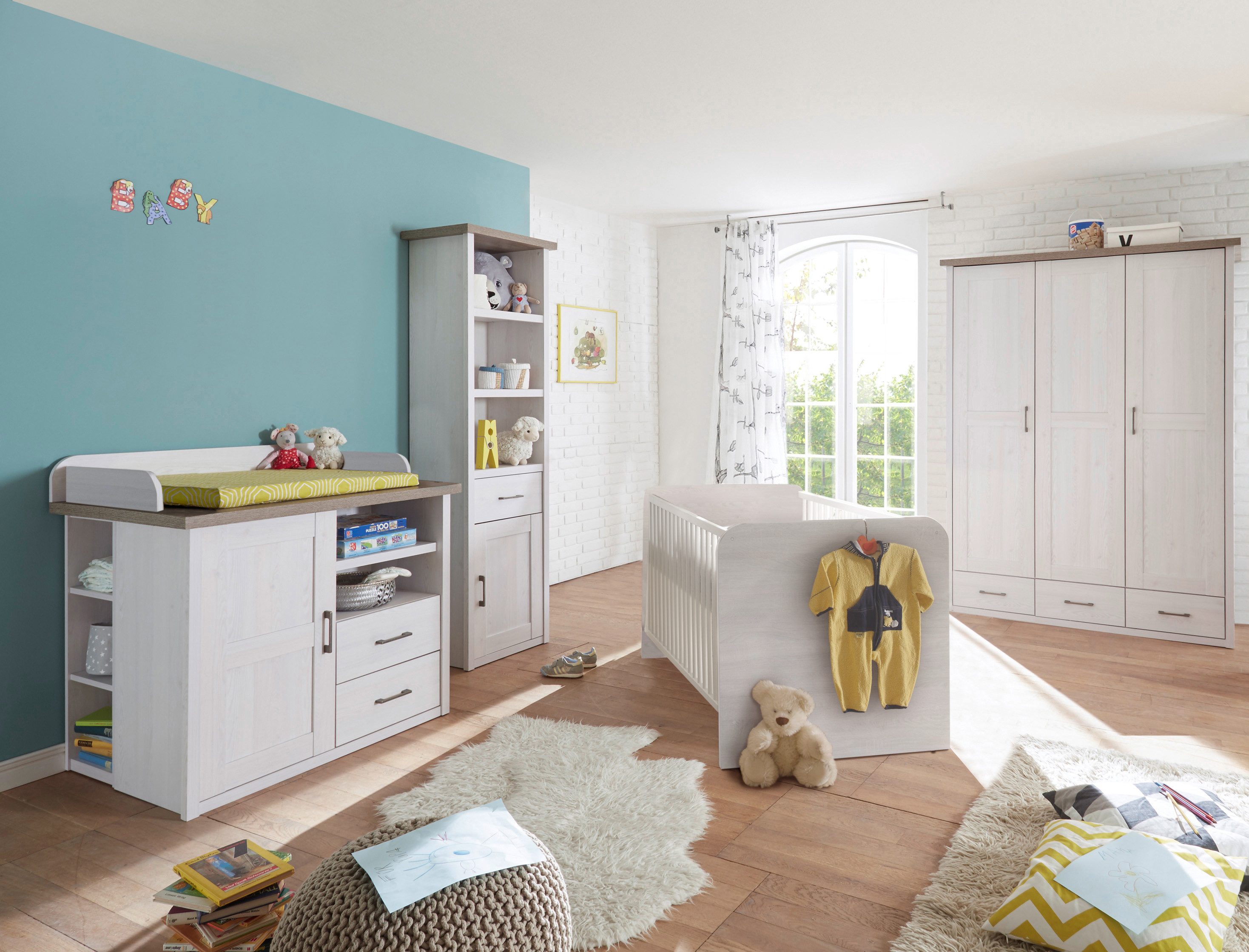 möbel-direkt.de Babyzimmer-Komplettset Lucain Pinie Weiß und Trüffel Landhaus, (Komplett Set, 4-tlg., Kleiderschrank, Babybett, Wickelkommode, Regale), höhenverstellbares Lattenrost, Schlupfsprossen