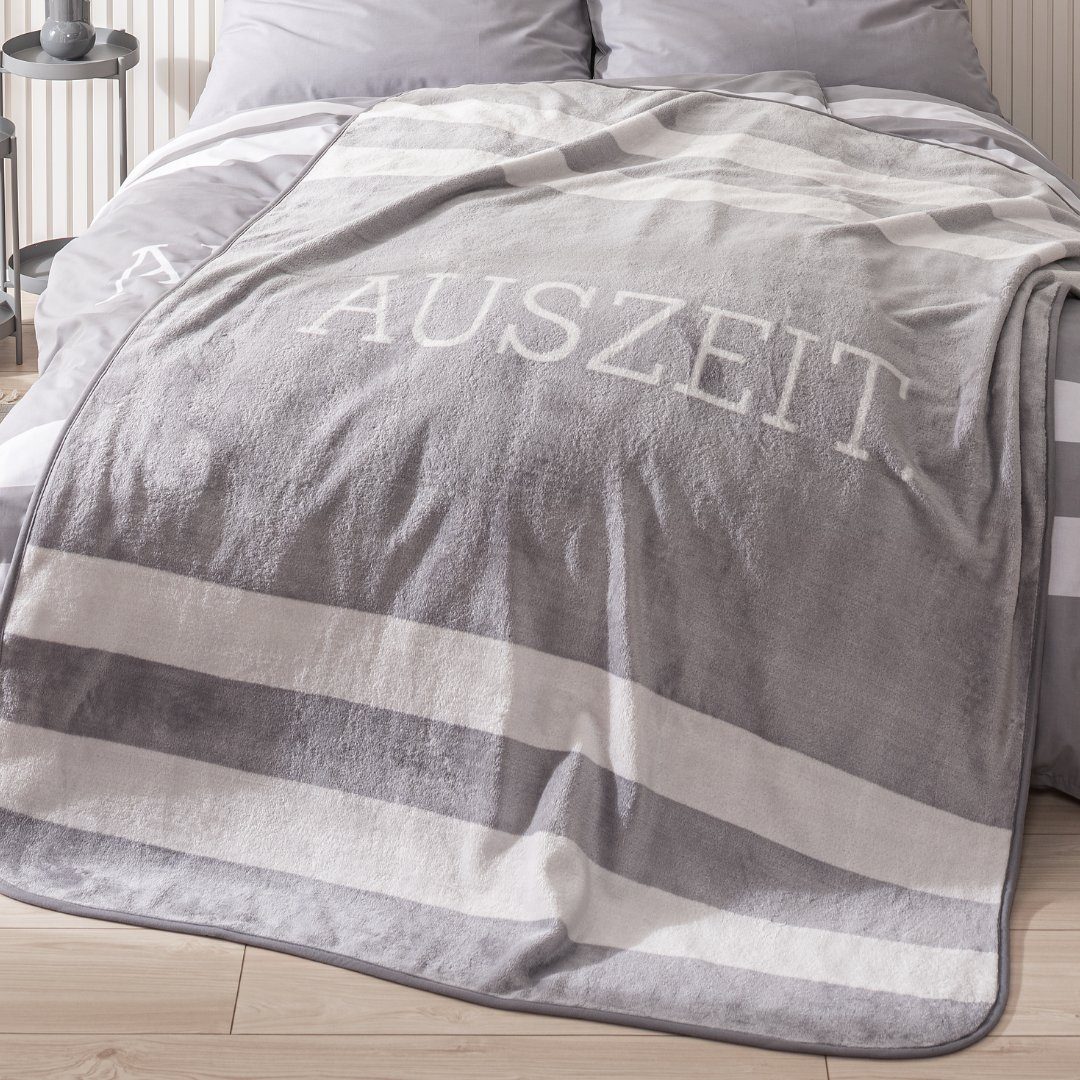 Wohndecke Auszeit. 150x200 cm, weich und kuschelig, passend zur Bettwäsche, MTOnlinehandel, Traumhelden Fleece-Decke Sofadecke Überwurf Plaid in grau – Bild 5 von 5