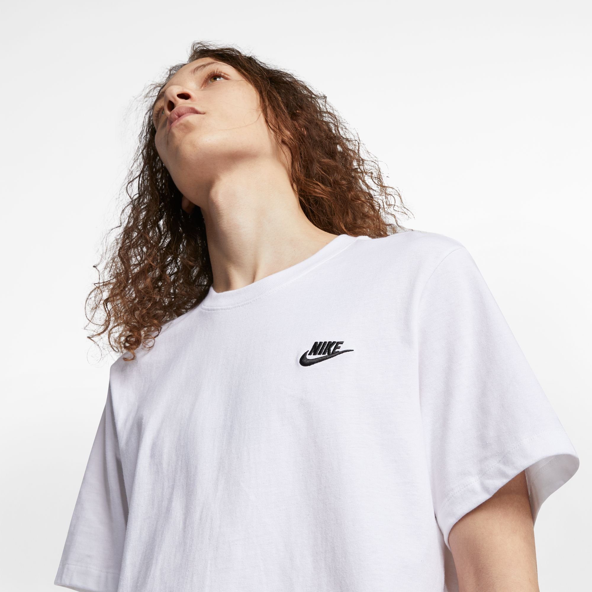 Nike Sportswear T-Shirt M NSW CLUB TEE mit Logostickerei auf der Brust, aus Jersey-Material, Regular Fit