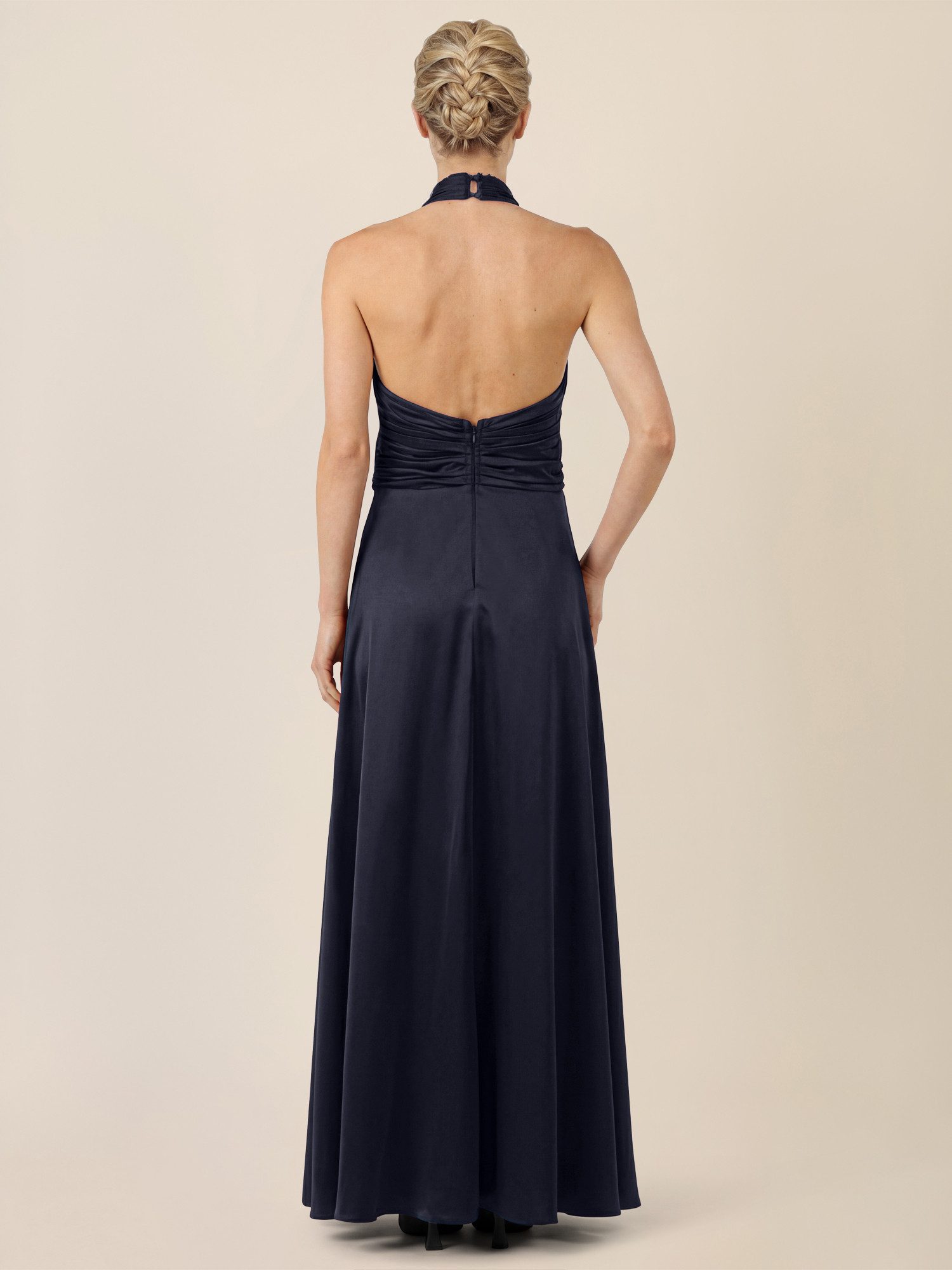 Apart Abendkleid aus Satin mit amerikanischem Ausschnitt