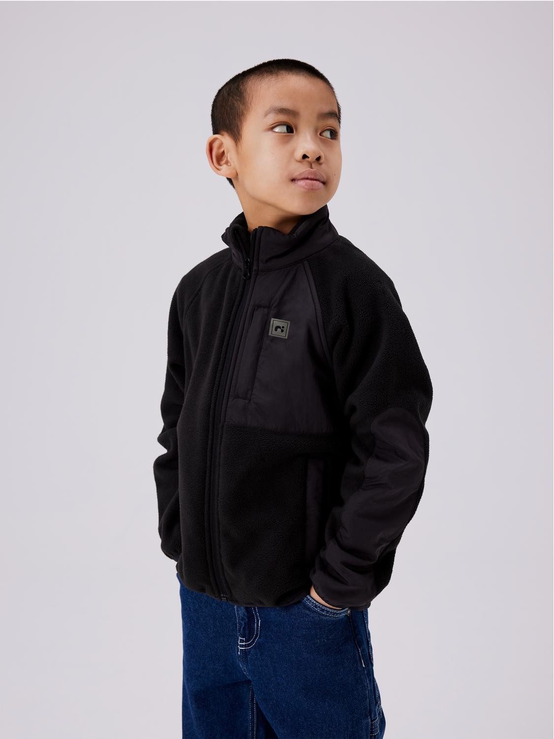 Name It Fleecejacke NKNMYLES FLEECE JACKET NOOS im Materialmix und cooler Colorblocking-Optik