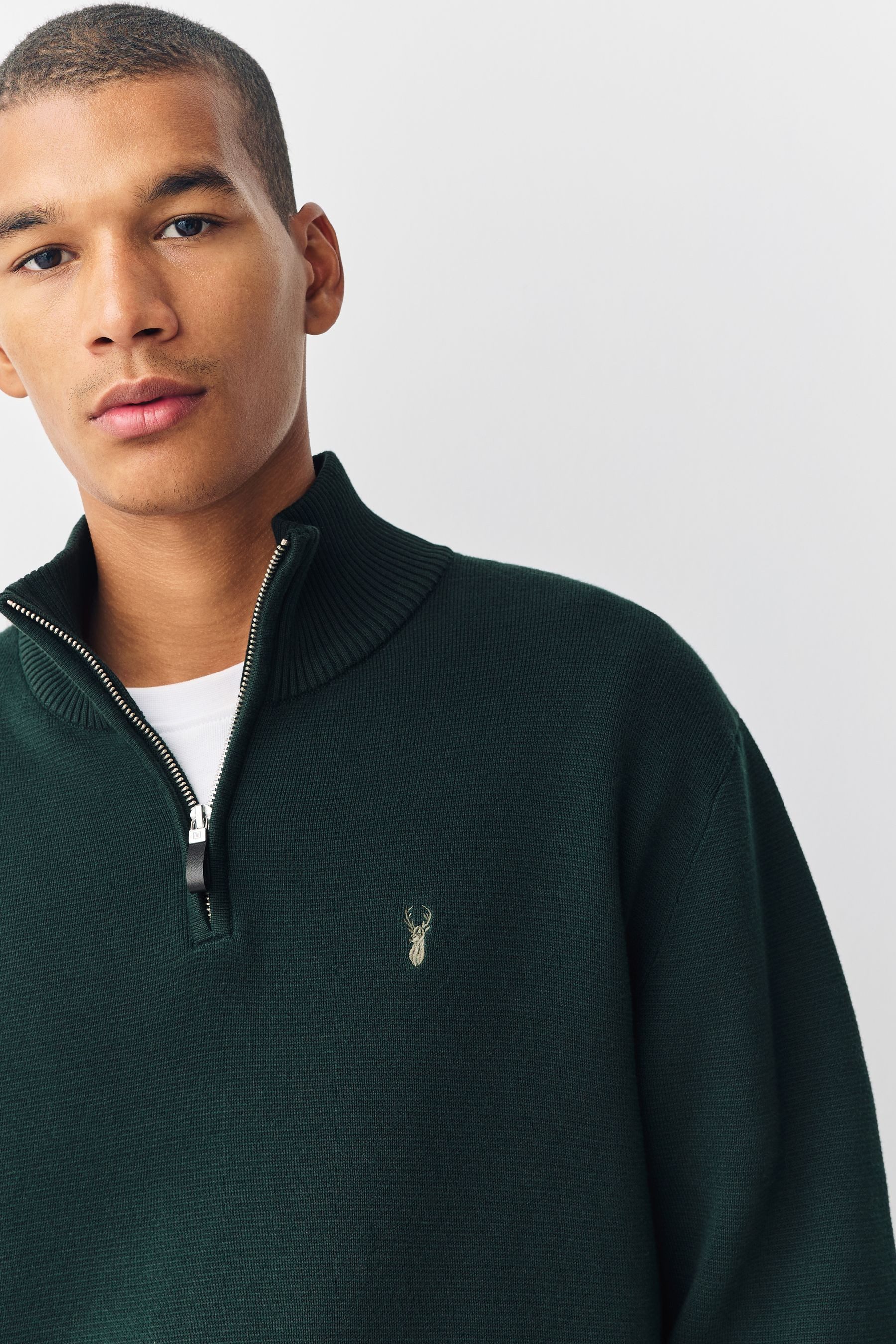 Next Strickpullover Regular Fit Premium Troyer mit Hirschlogo (1-tlg)