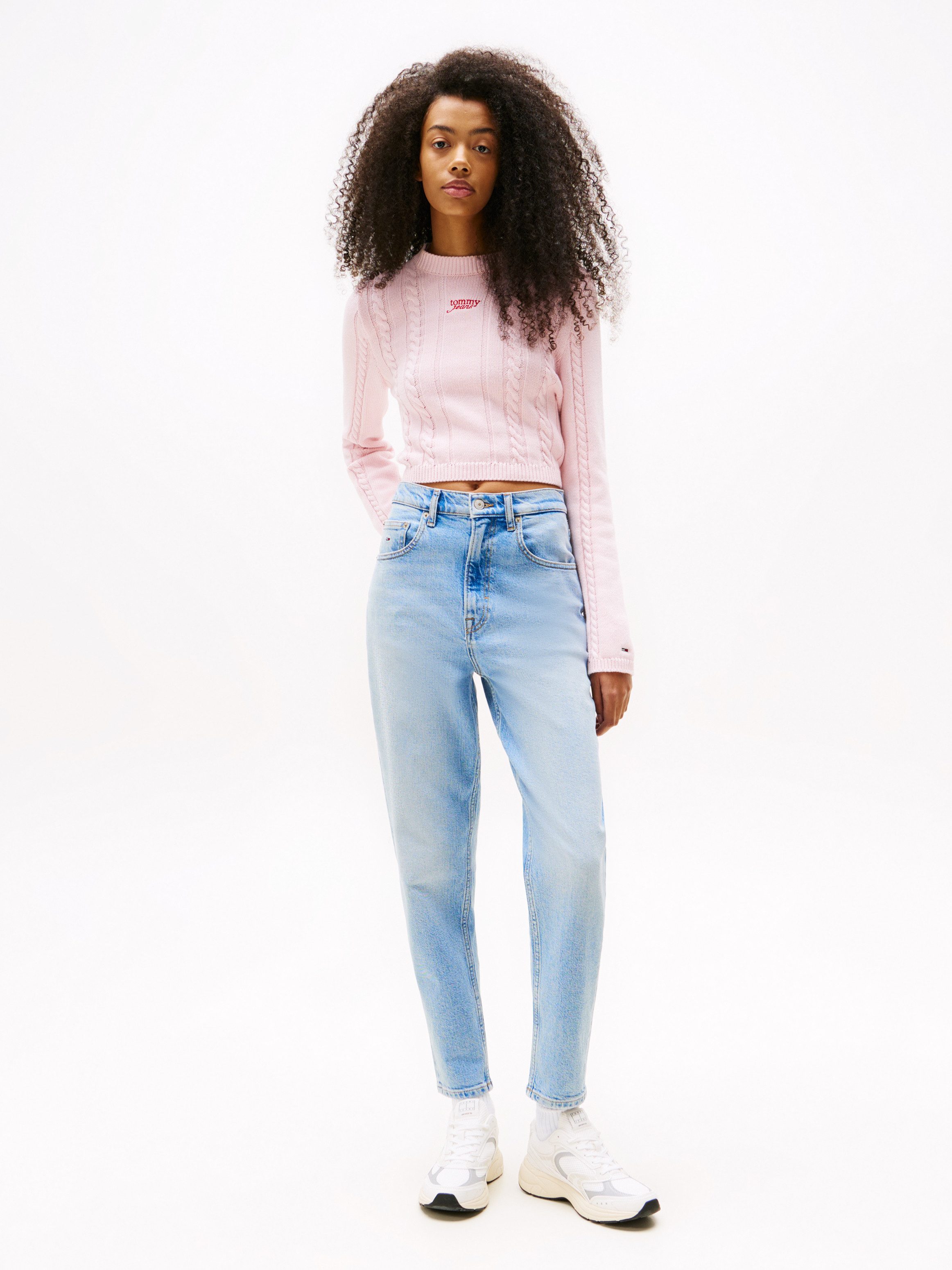 Tommy Jeans Mom-Jeans MOM JEAN UH TPR mit Logo-Stickereien, in knöchelfreier Länge