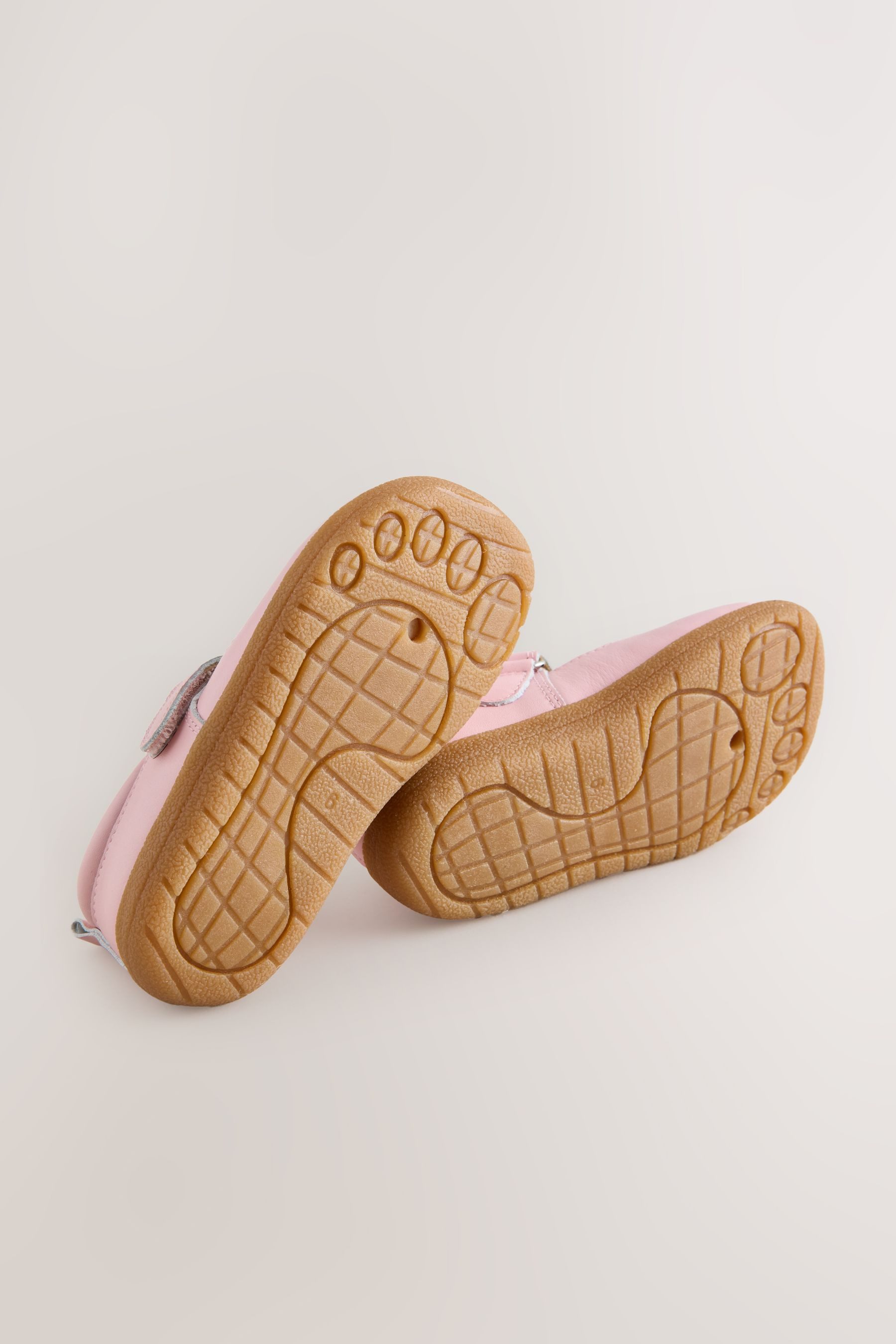 Next Schuhe aus Leder mit T-Steg und Klettverschluss Klettschuh (1-tlg)