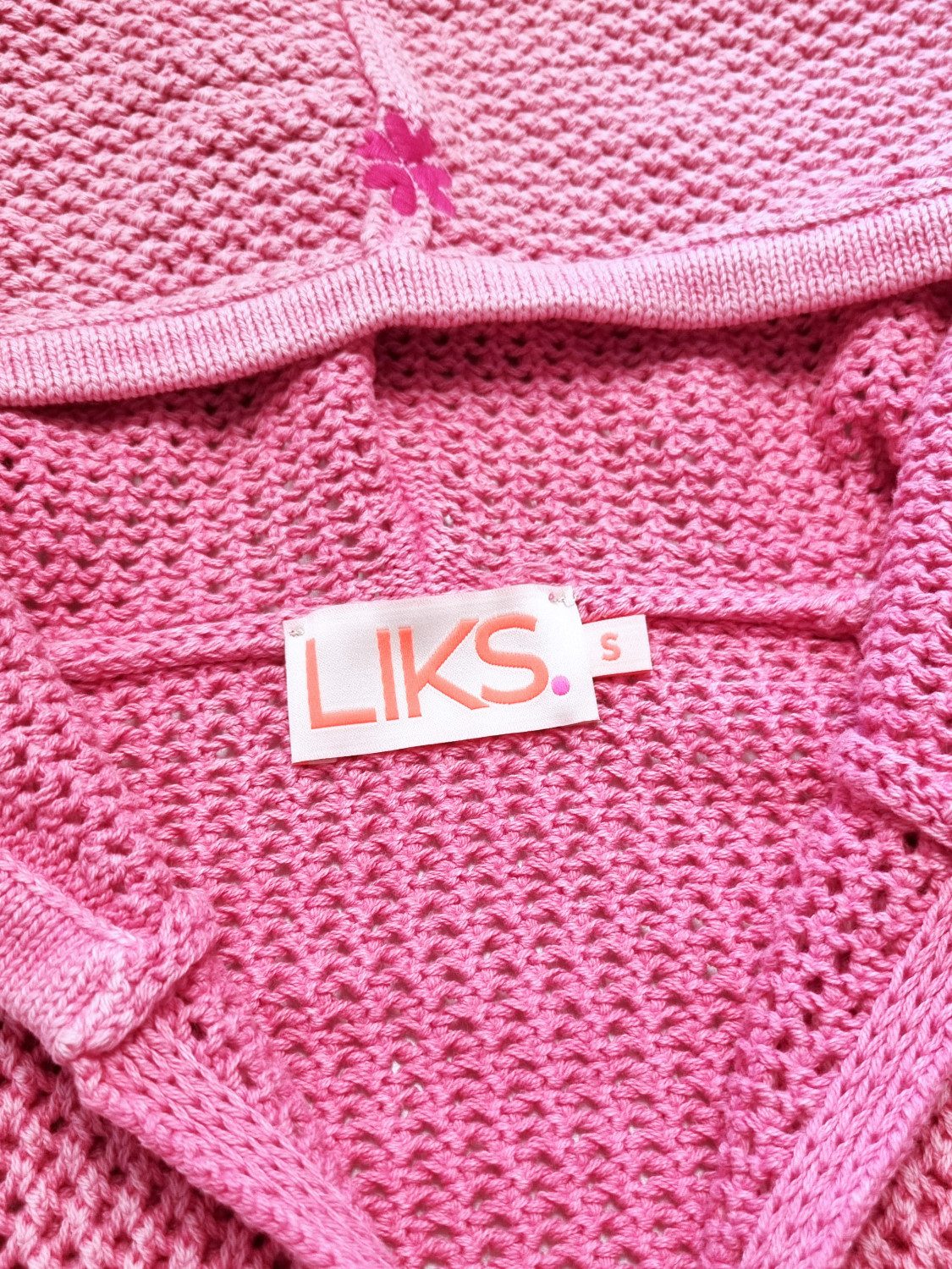LIKS. Munich Strickjacke offen BlancaC mit Kapuze, aufgesetzten Taschen & eingestricktes Wording am Arm – Bild 4 von 5