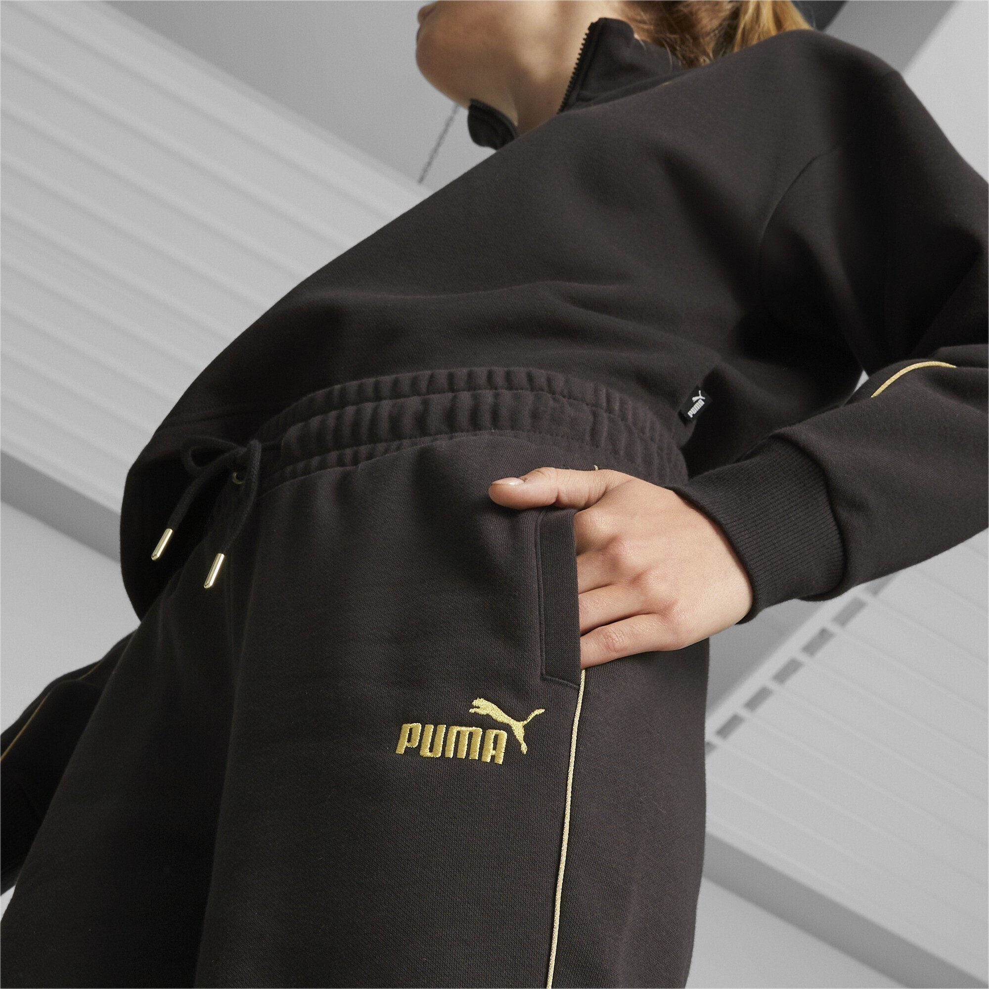 PUMA Sporthose ESS+ GOLD Black MINIMAL Damen Jogginghose
