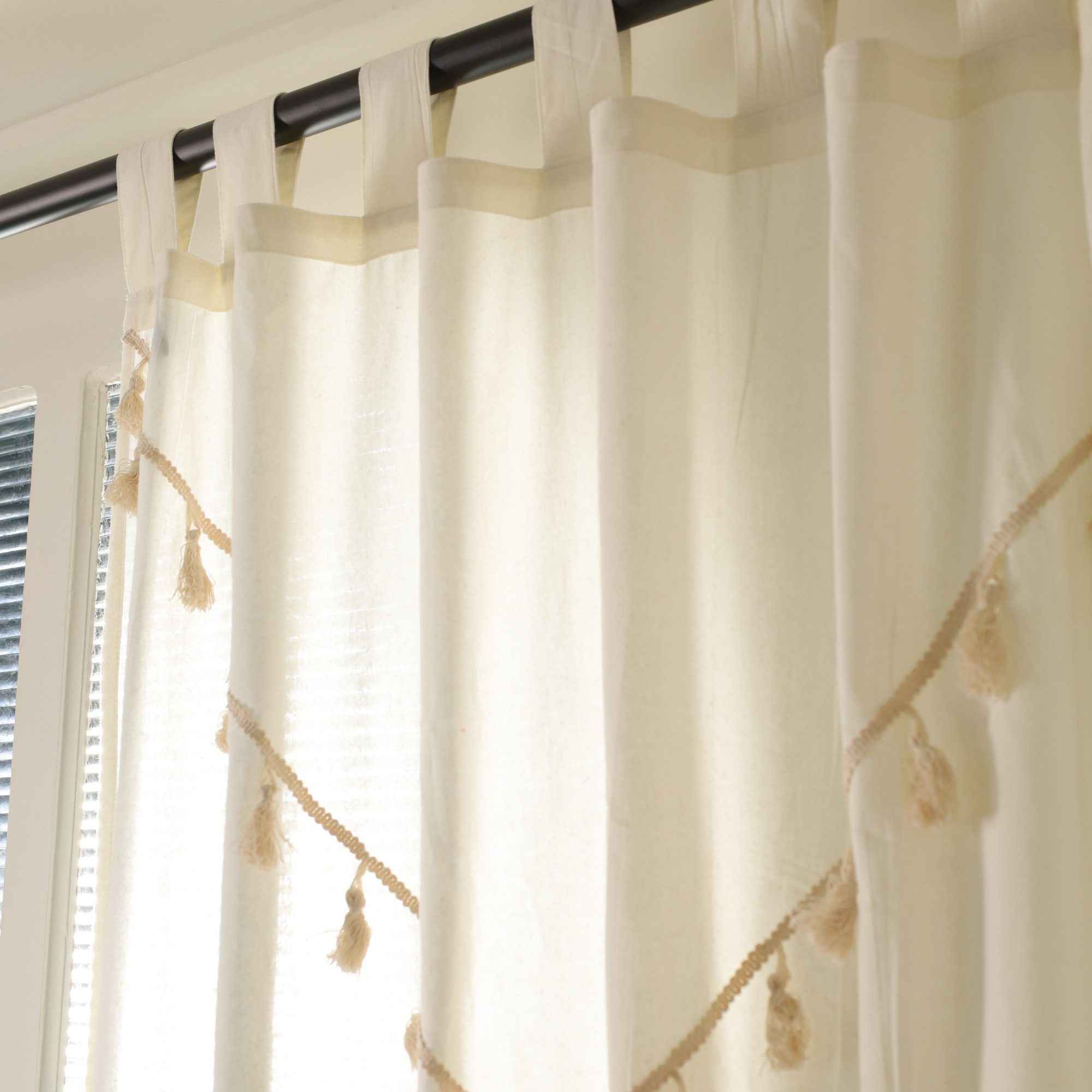 Karmandala Gardine Boho Vorhang mit Quasten Einfarbige Gardinen mit Fransen 2er-Set, Schlaufen, Moderne Boho Gardinen aus Baumwolle, Vorhang Set mit Aufhängesch – Bild 4 von 5