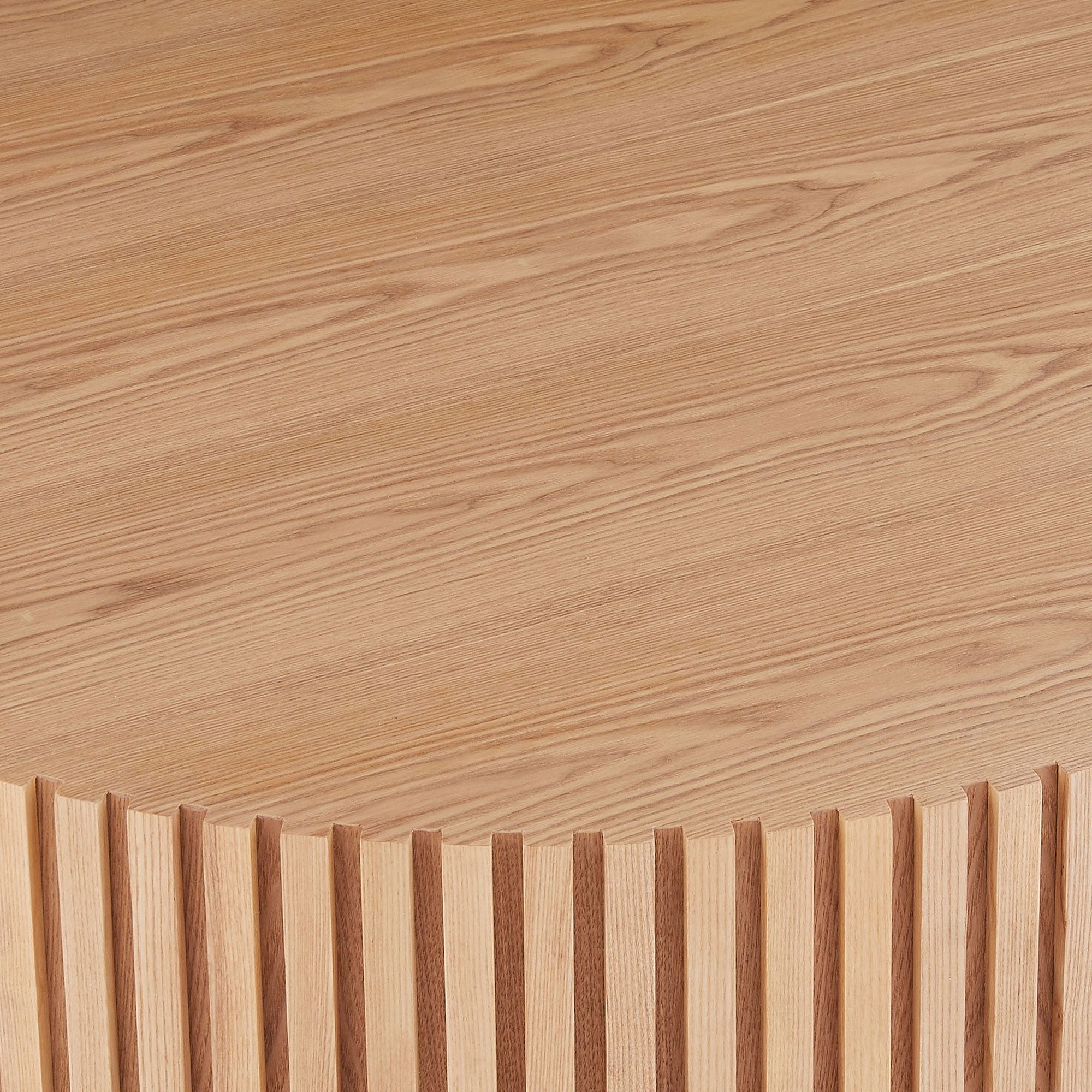 SalesFever Couchtisch rund mit Massivholz-Lamellen Ø 80 cm (1-St), Moderner Holztisch fürs Wohnzimmer mit Echtholzfurnier