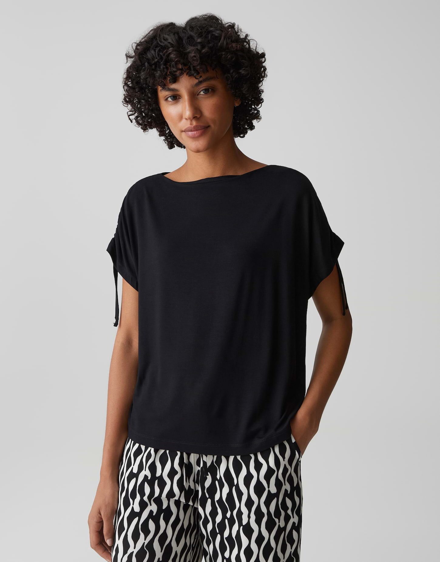 OPUS Kurzarmshirt Sokaro aus glattem Jersey mit fließendem Fall Zarte Falten geben dem Look eine lockere Leichtigkeit