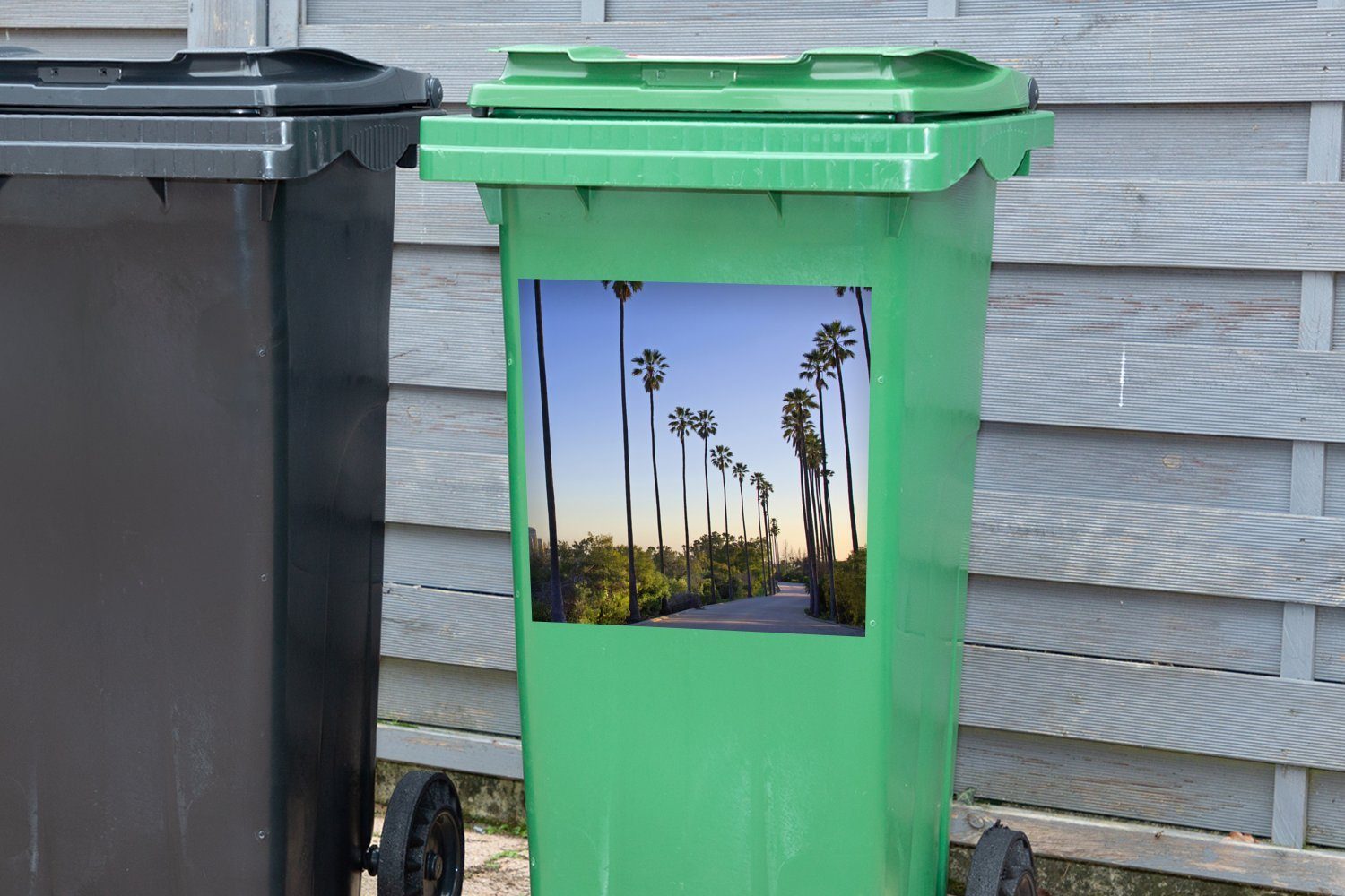 hohen Palmen Mülltonne, Sticker, Die Los der Straße Angeles Reihen in der (1 Container, Wandsticker Mülleimer-aufkleber, St), entlang MuchoWow Abfalbehälter