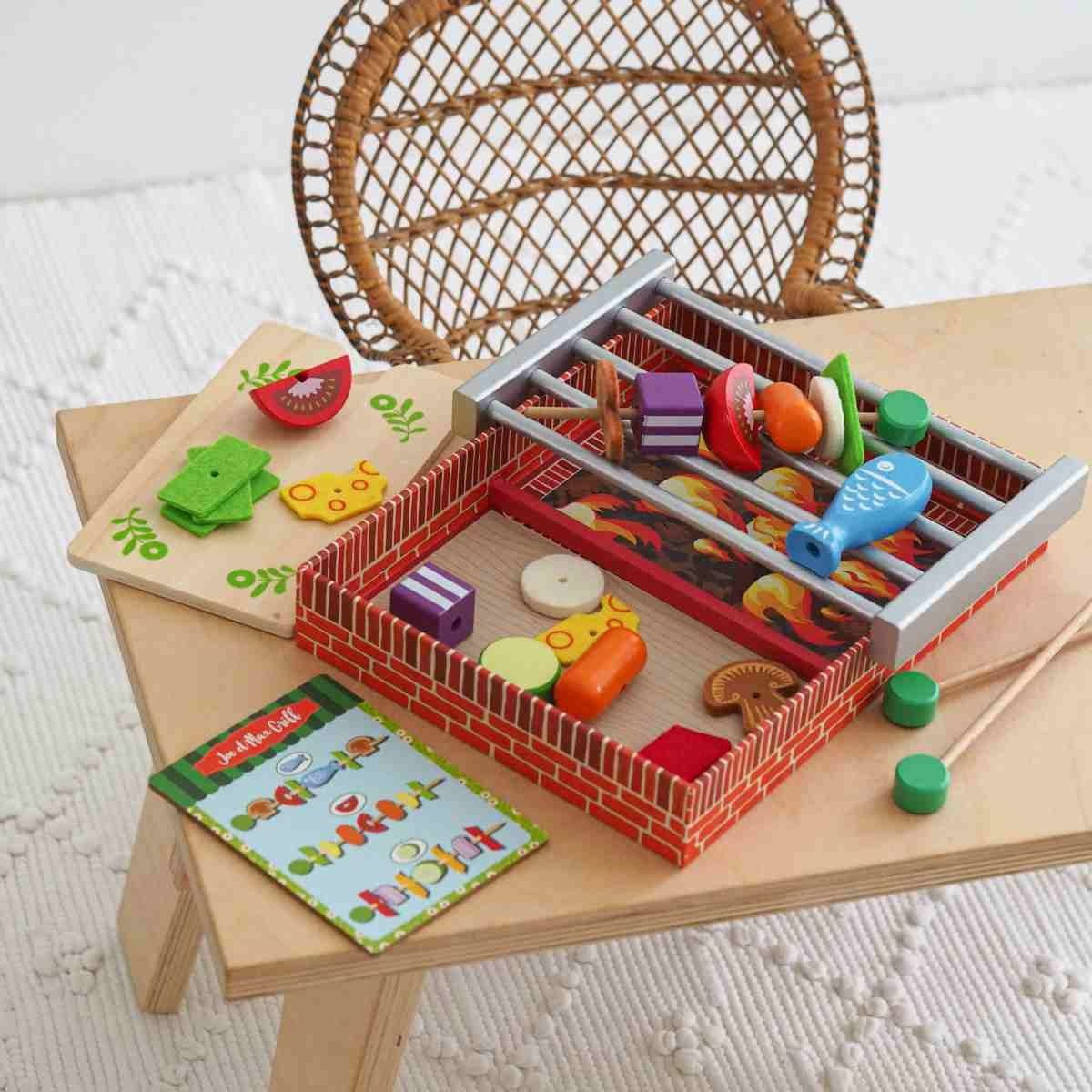 DJECO Spielküche Kinder Grillparty-Set aus Holz mit 20 Zutaten und Zubehör ab 4 Jahre