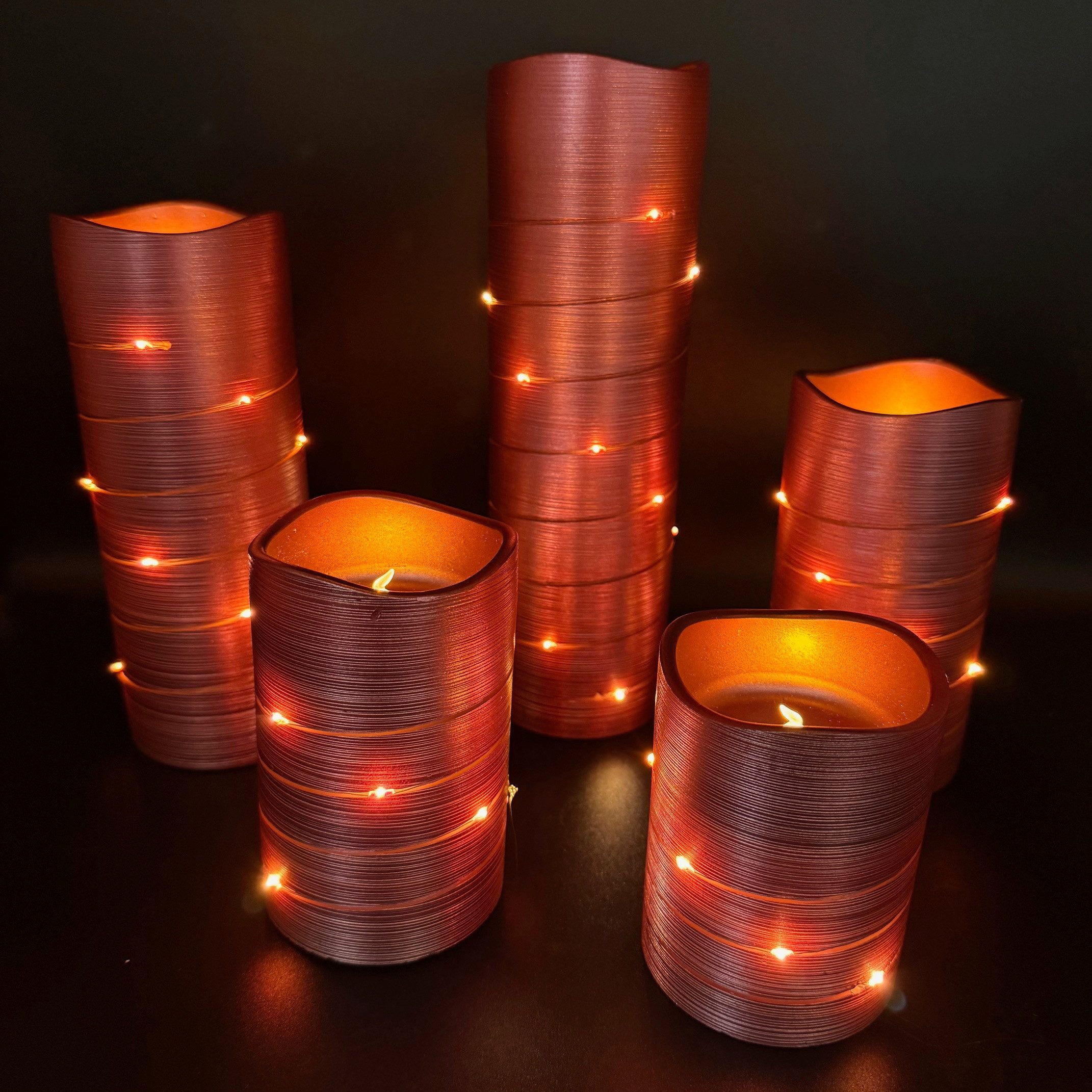 Online-Fuchs LED-Kerze 5er Set große Metallic LED-Kerzen mit Lichterkette umwickelt und Timer (warmweiße Beleuchtung, Rot, Blau, Salbei, Champagner & Berry), inkl. 6-Stunden Timerfunktion - realistische Acrylflamme