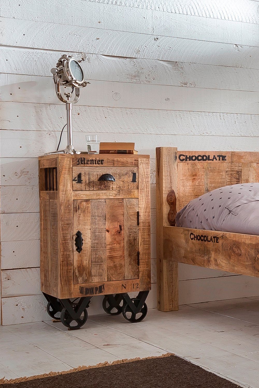 SIT Kommode Mahón aus Mangoholz mit Rollen & Industrial-Look, Beweglich auf Metallrollen mit markanten Vintage-Gebrauchsspuren