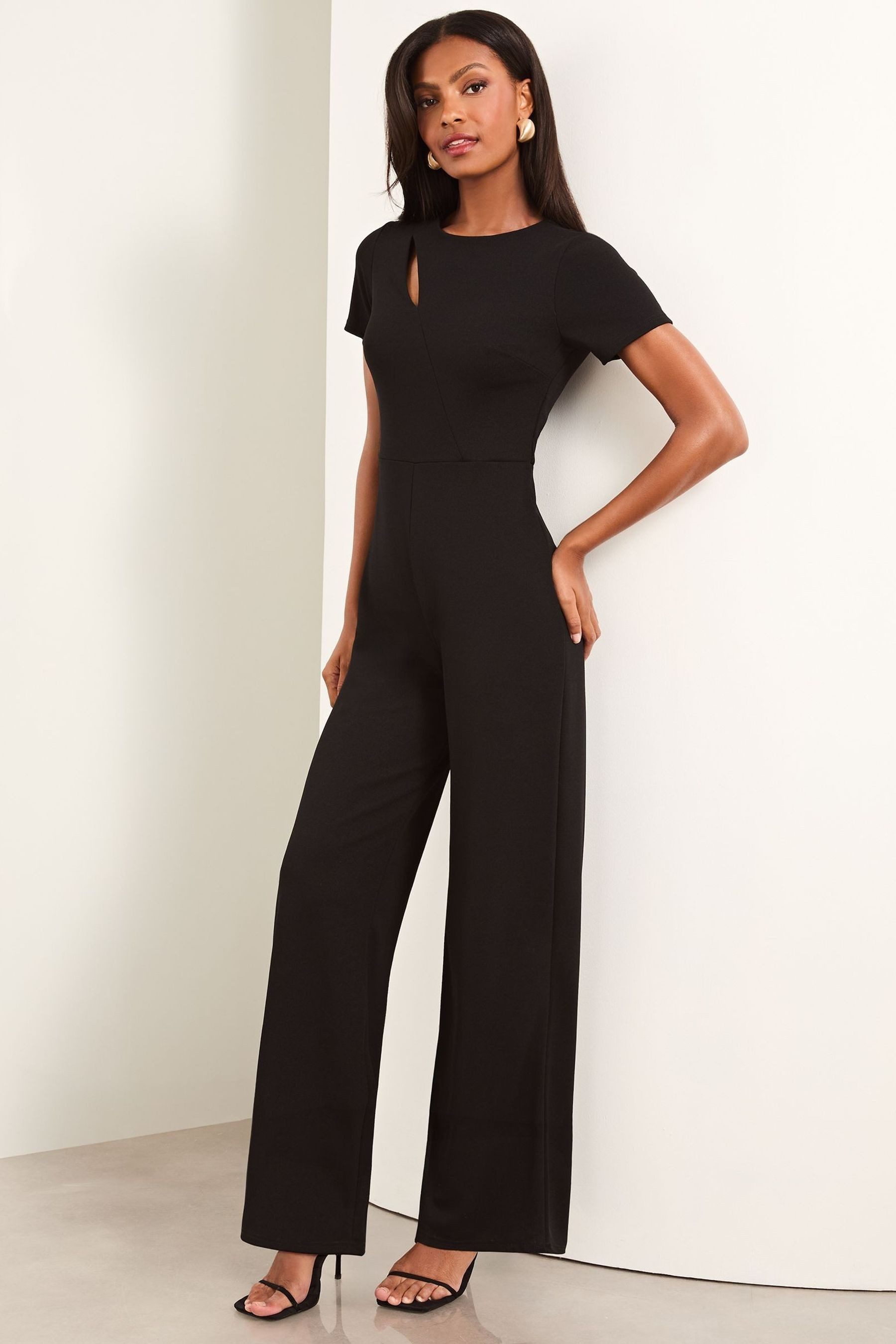 LIPSY Jumpsuit Lipsy Jumpsuit mit kurzen Ärmeln, Kurzgröße (1-tlg) – Bild 4 von 4