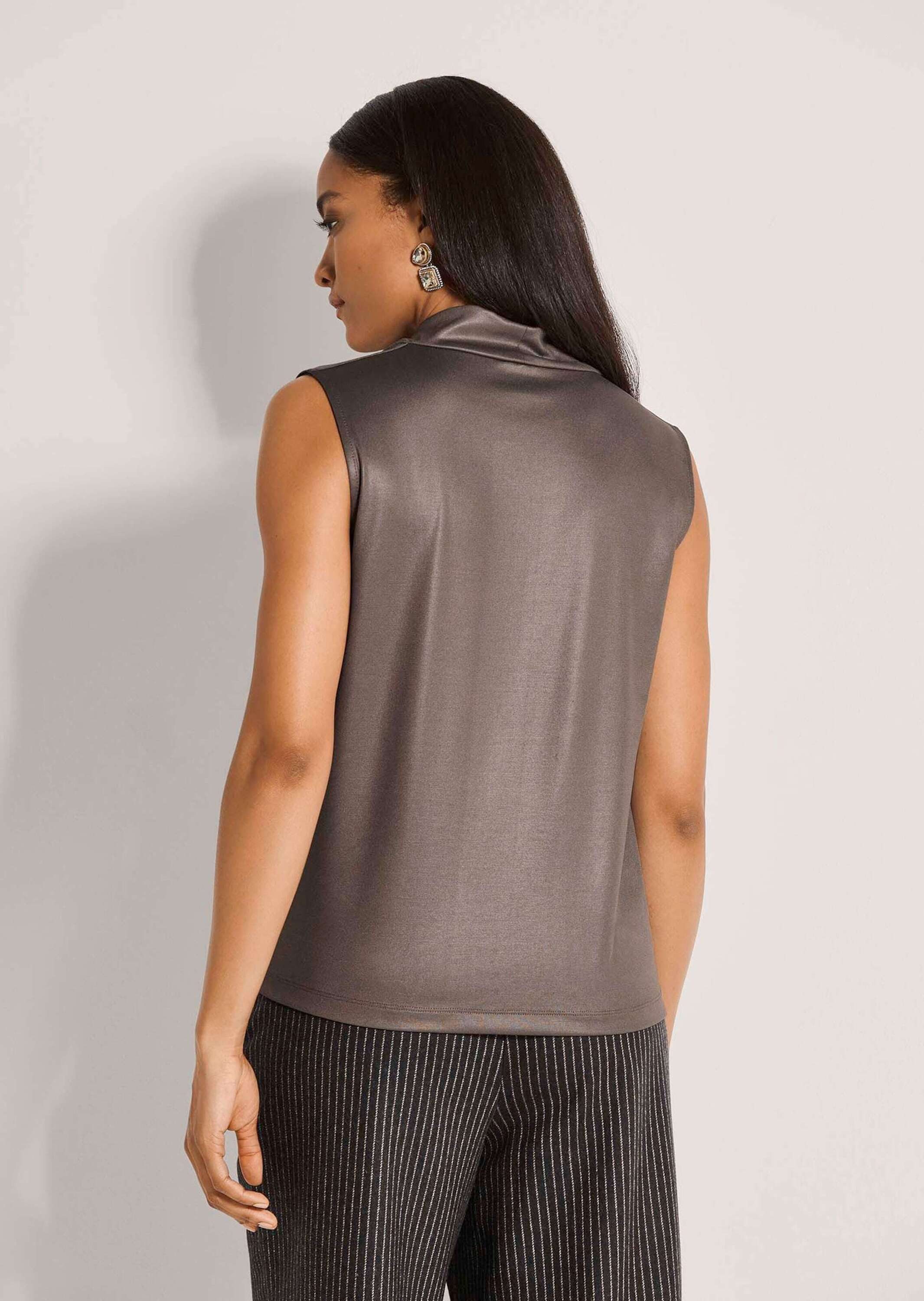 MADELEINE Shirttop Ärmellos mit Wasserfallkragen Leicht tailliert & idealer Layering-Partner – Bild 2 von 5