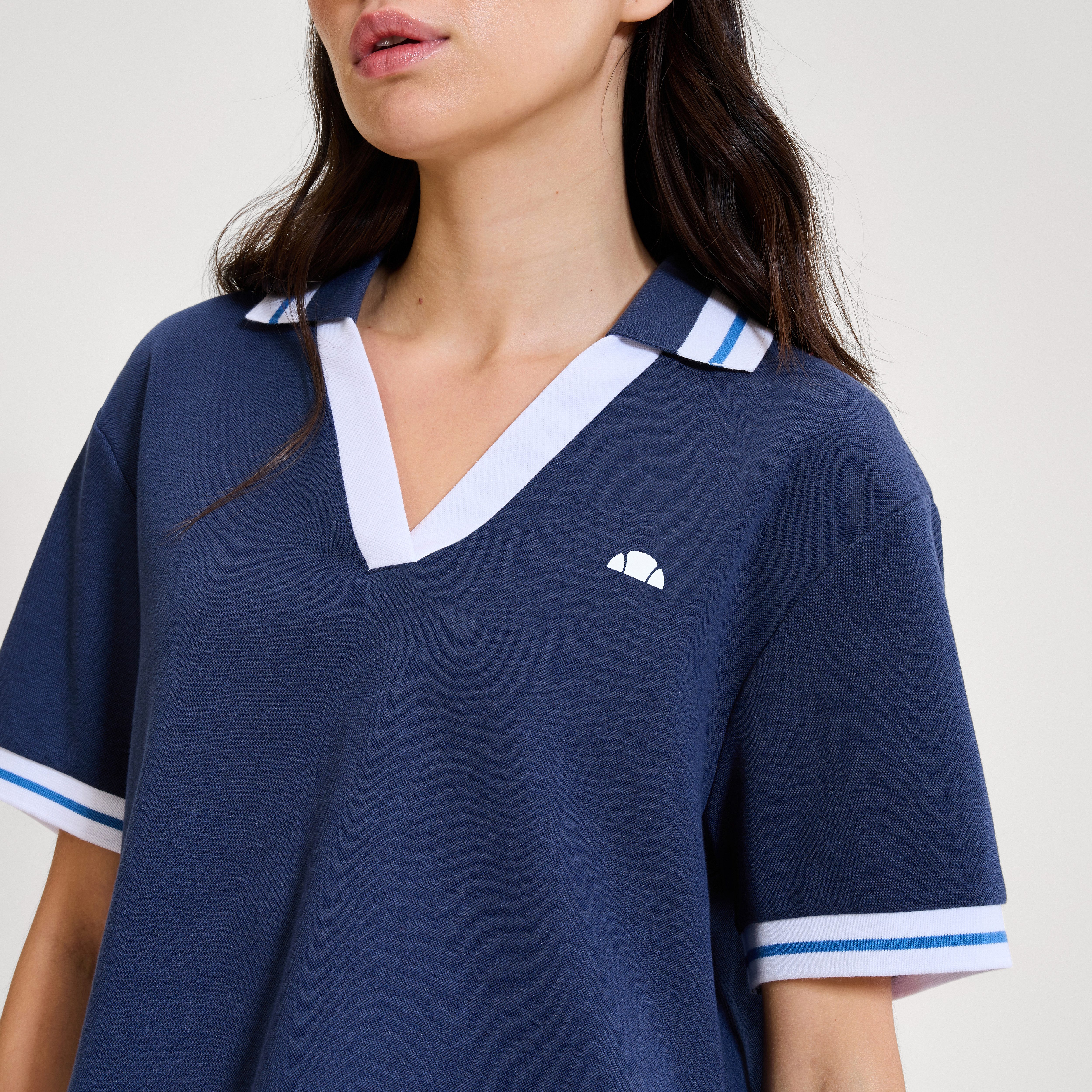 Ellesse Poloshirt FERNIE POLO SHIRT kurzärmlig, mit Polokragen und V-Ausschnitt, sportliche Passform