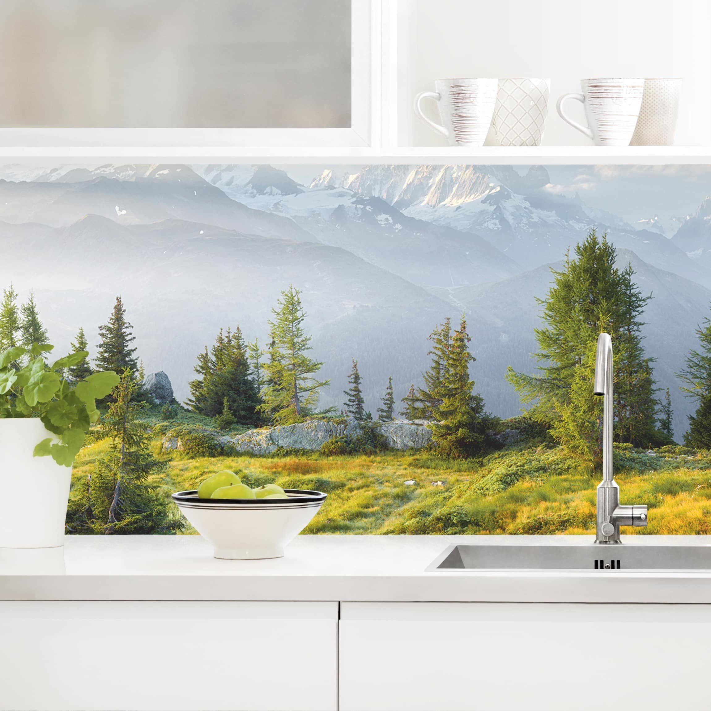 Bilderdepot24 Küchenrückwand grün dekor Wald Natur Émosson Wallis Schweiz Wandverkleidung Küche, (1-tlg., Nischenrückwand - für Fliesenspiegel ohne Bohren - matt), Spritzschutz Rückwand Küche Herd - Folie selbstklebend versch. Größen