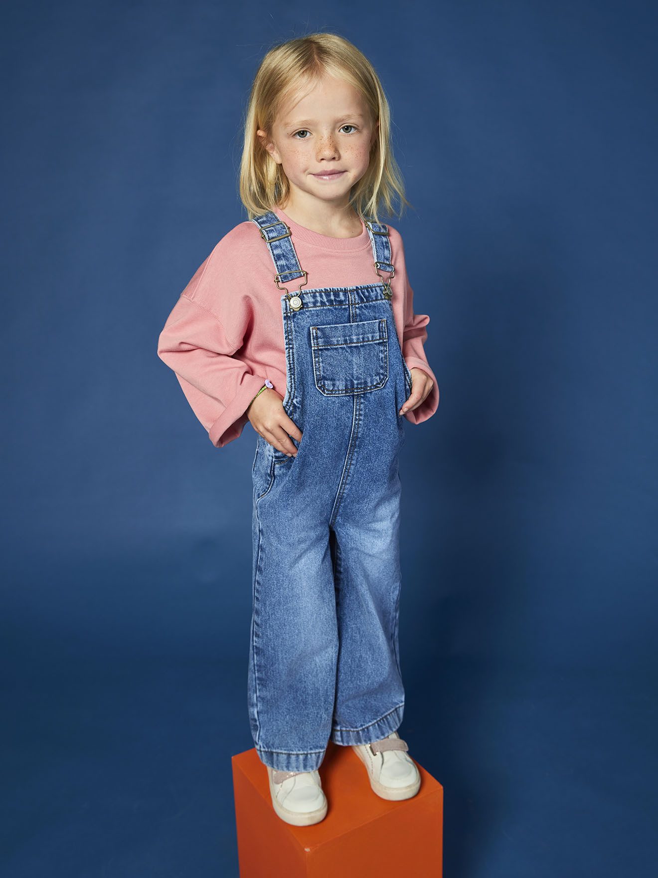 vertbaudet Jumpsuit Mädchen Jeans-Latzhose mit weitem Bein