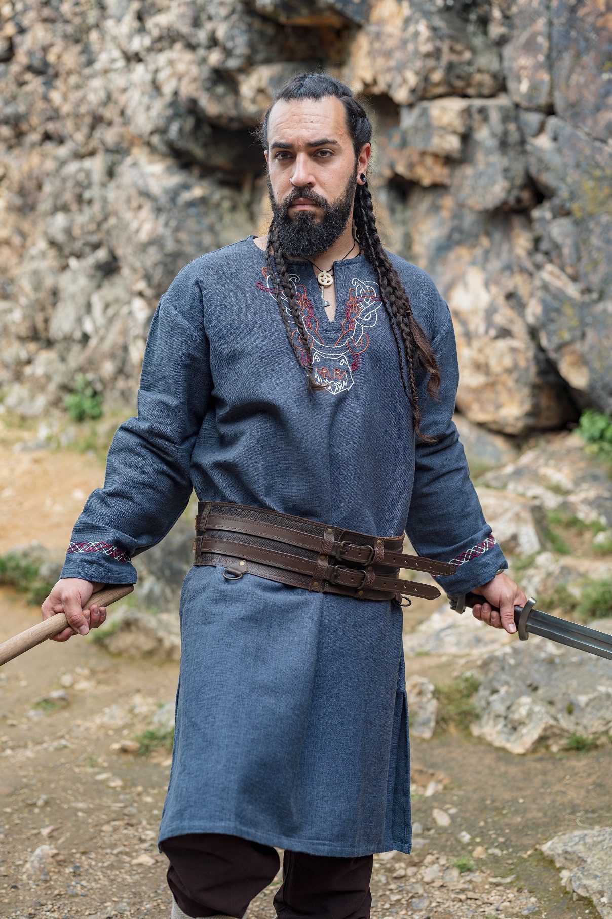 Leonardo Carbone Wikinger-Kostüm Tunika "Freki" mit Wolfsstickerei, grober Baumwollstoff, seitliche Schlitze