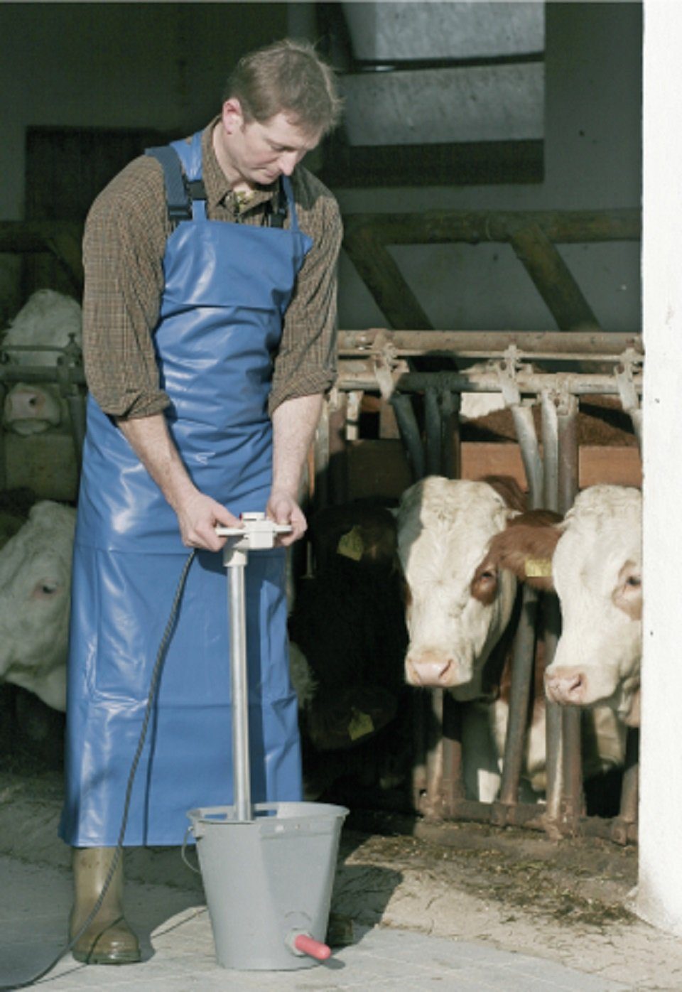 Kerbl Umhängeschürze Melkschürze und Waschschürze blau 15151 Lang 125 cm Breit 100 cm