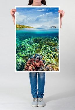 Sinus Art Poster Landschaftsfotografie 60x90cm Poster Buntes Korallenriff mit Vulkan