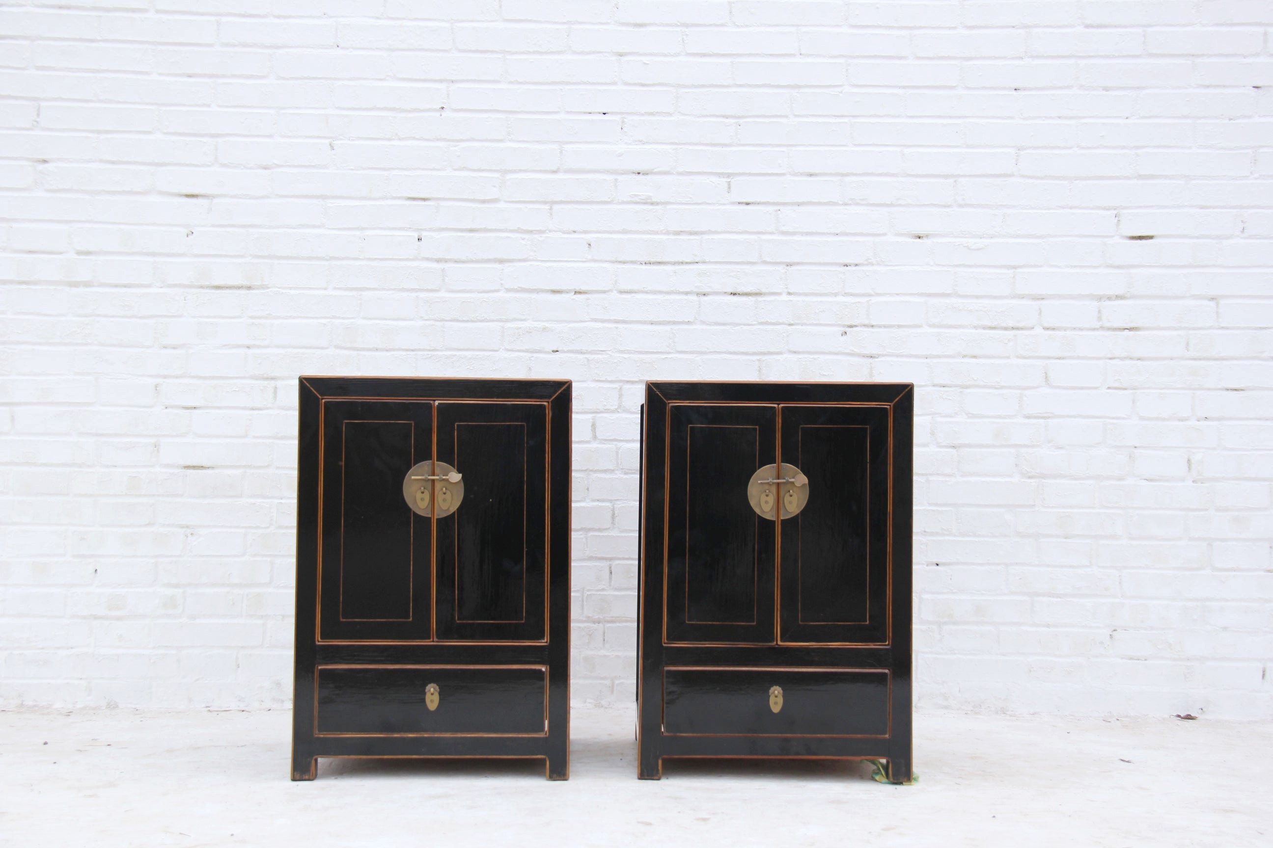 Luxury-Park-Direct Kommode Edler Schrank aus Massivholz mit traditionellen Details