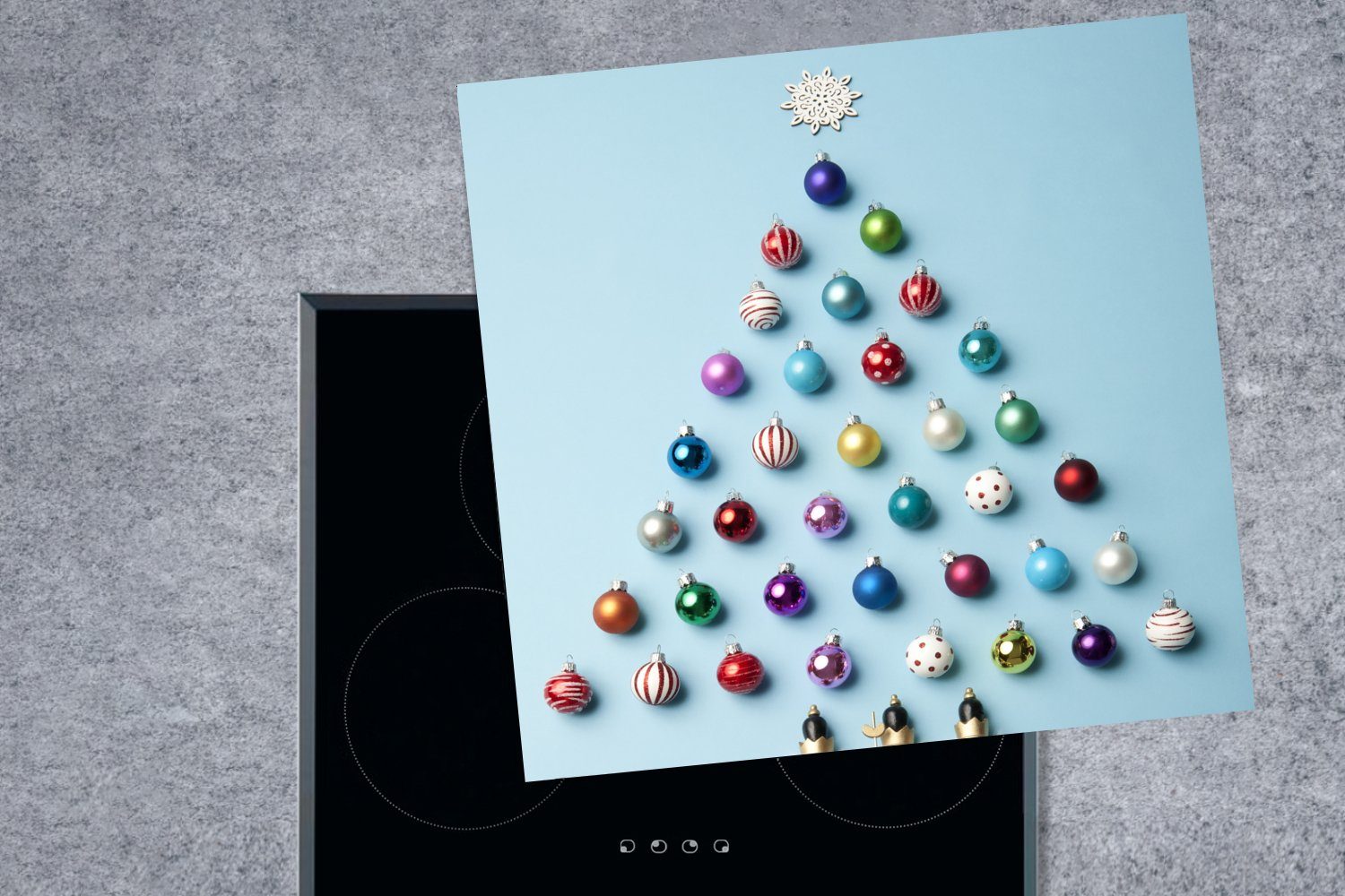 für Ein Vinyl, tlg), cm, Herdblende-/Abdeckplatte Arbeitsplatte Weihnachtsbaum Kugeln MuchoWow hellblauem auf aus (1 küche Ceranfeldabdeckung, 78x78 Hintergrund,