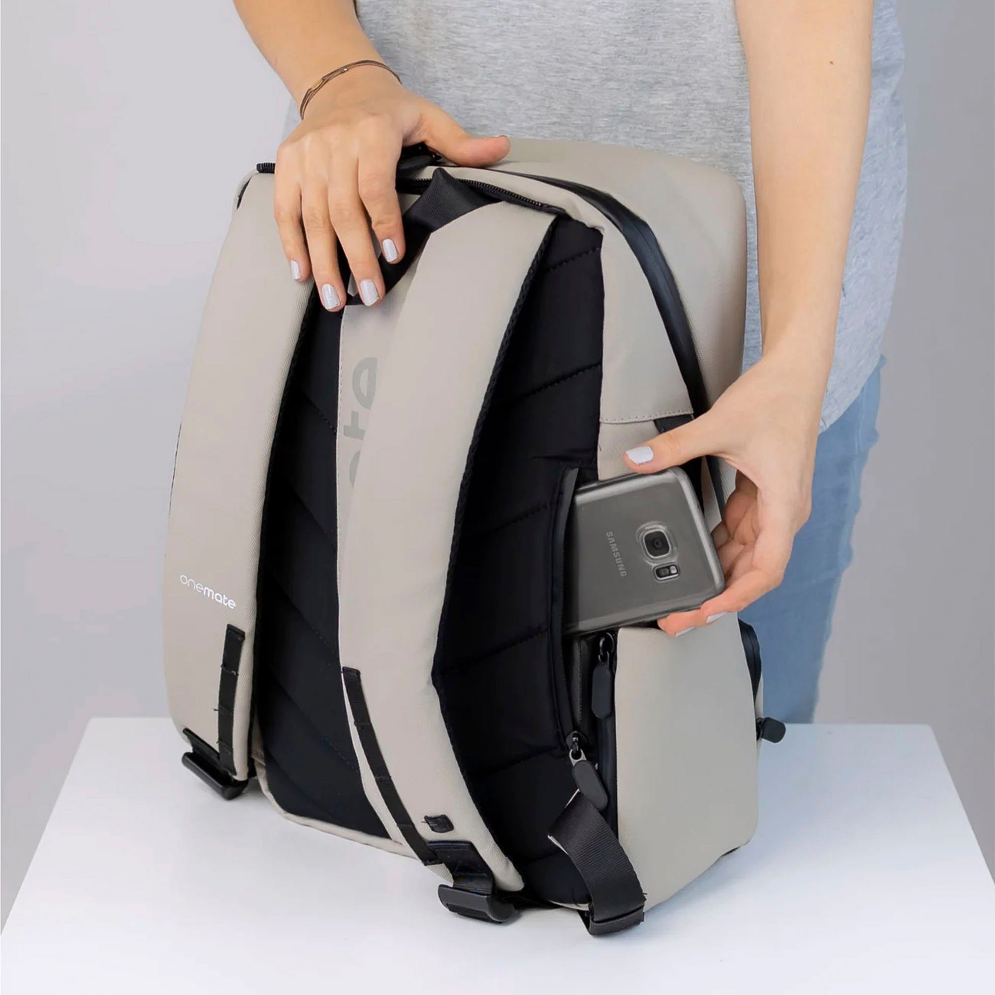 aus grau, Daypack Laptopfach; mit onemate PET-Flaschen recycelten Clarity,