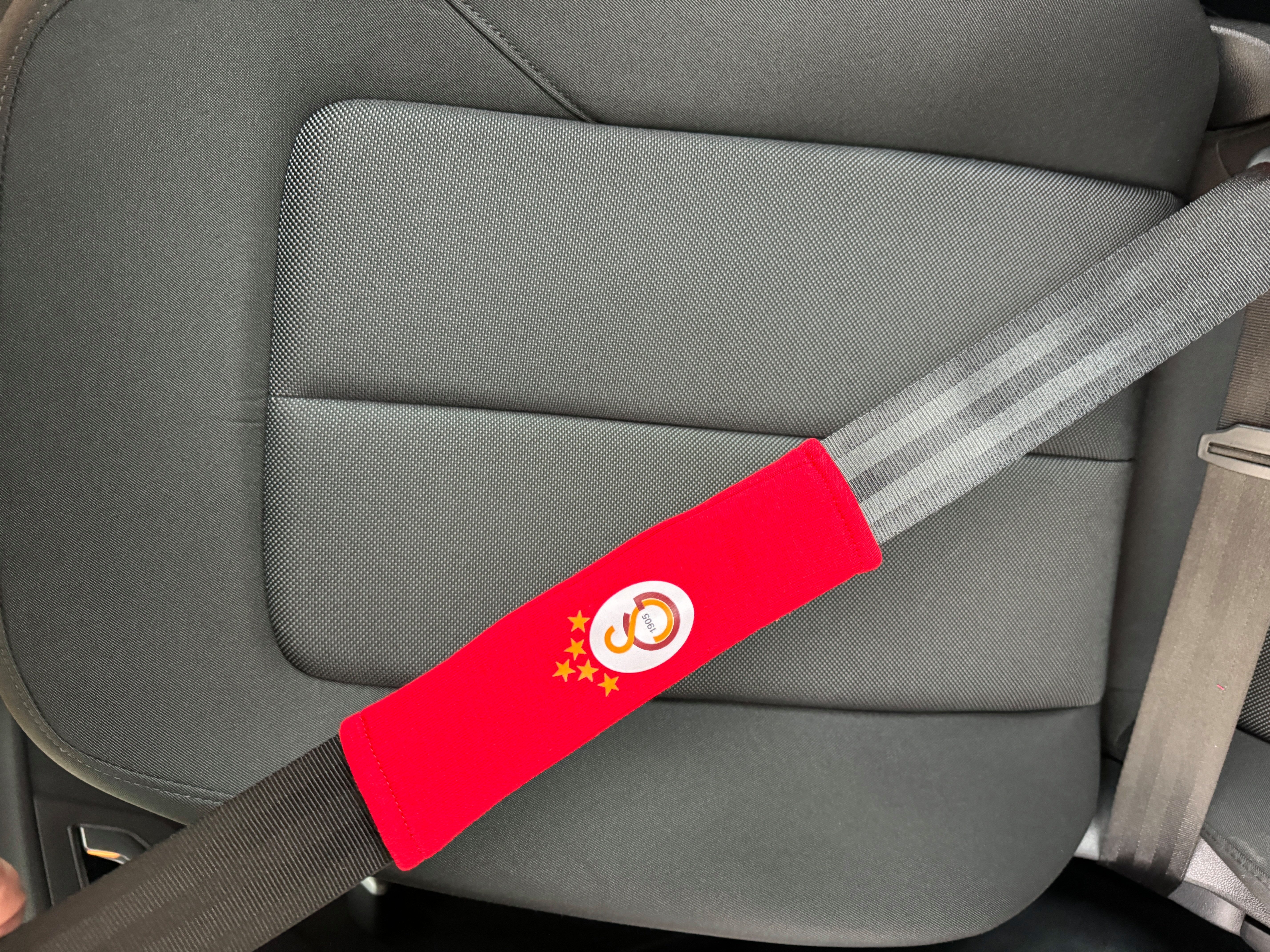 Stelby Gurtpolster Galatasaray Auto Schulterpolster für Sicherheitsgurt, (einzeln, 2er Set oder 4er Set, 1 St), weiche Polsterung, vielseitig einsetzbar