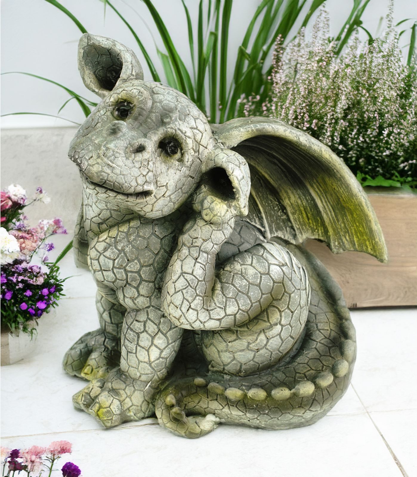Kremers Schatzkiste Gartenfigur Gartenfigur Drachenkind kratzt günstig online kaufen