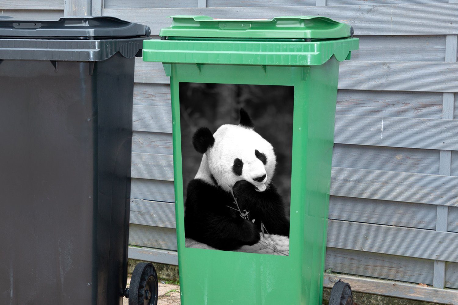 MuchoWow Wandsticker - (1 Container, Ein und St), schwarz Sticker, Abfalbehälter Mülltonne, fressender weiß Mülleimer-aufkleber, Panda