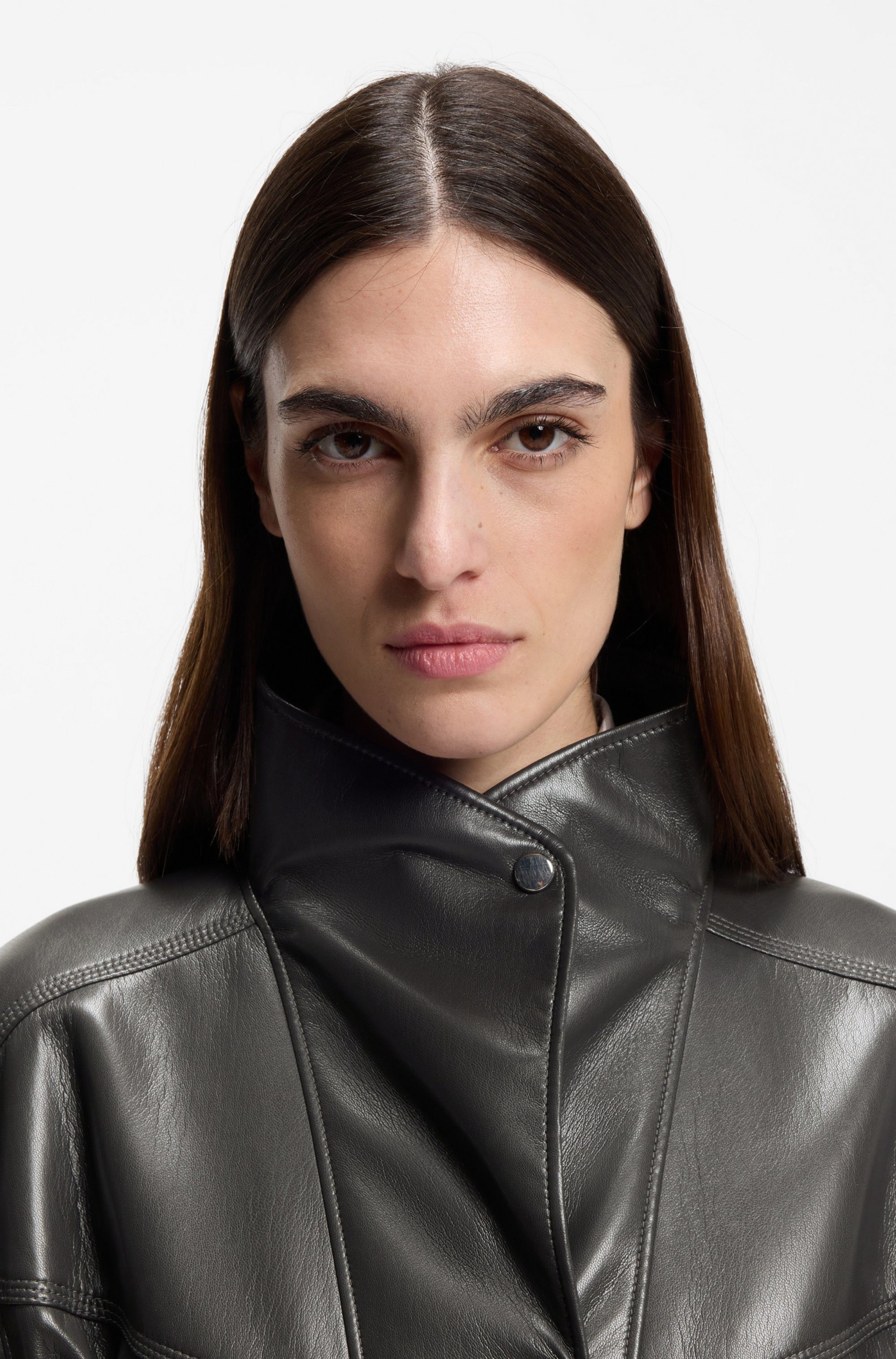 BOSS ORANGE Lederimitatweste Jacaro Premium Damenmode mit Taillengürtel, Stehkragen