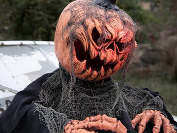 SATISFIRE Dekofigur Kürbismonster - bewegte 50cm Halloween Figur mit Licht und Geräuschen
