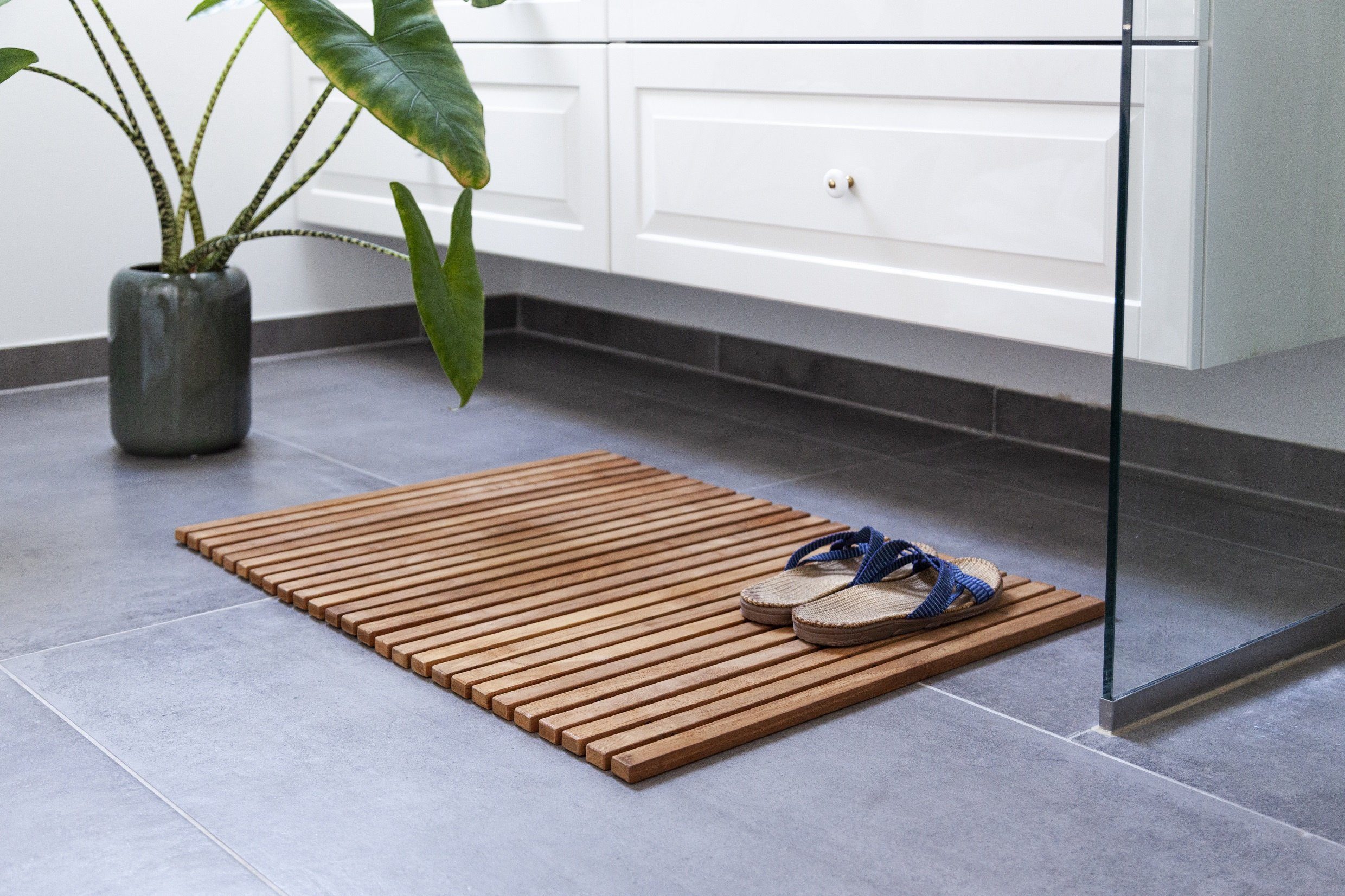 Cinas Badematte Bath, Höhe 2 mm, Wasserresistent, warmes Holzfinish, standfeste Konstruktion