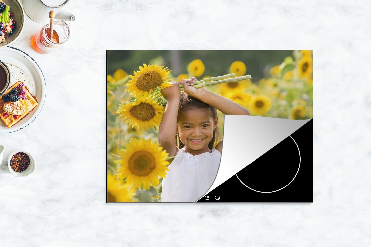 MuchoWow Herdblende-/Abdeckplatte Kleines Mädchen Sonnenblumen dem hat tlg), zwei Ceranfeldabdeckung 70x52 Mobile (1 cm, Vinyl, Kopf, nutzbar, über Arbeitsfläche