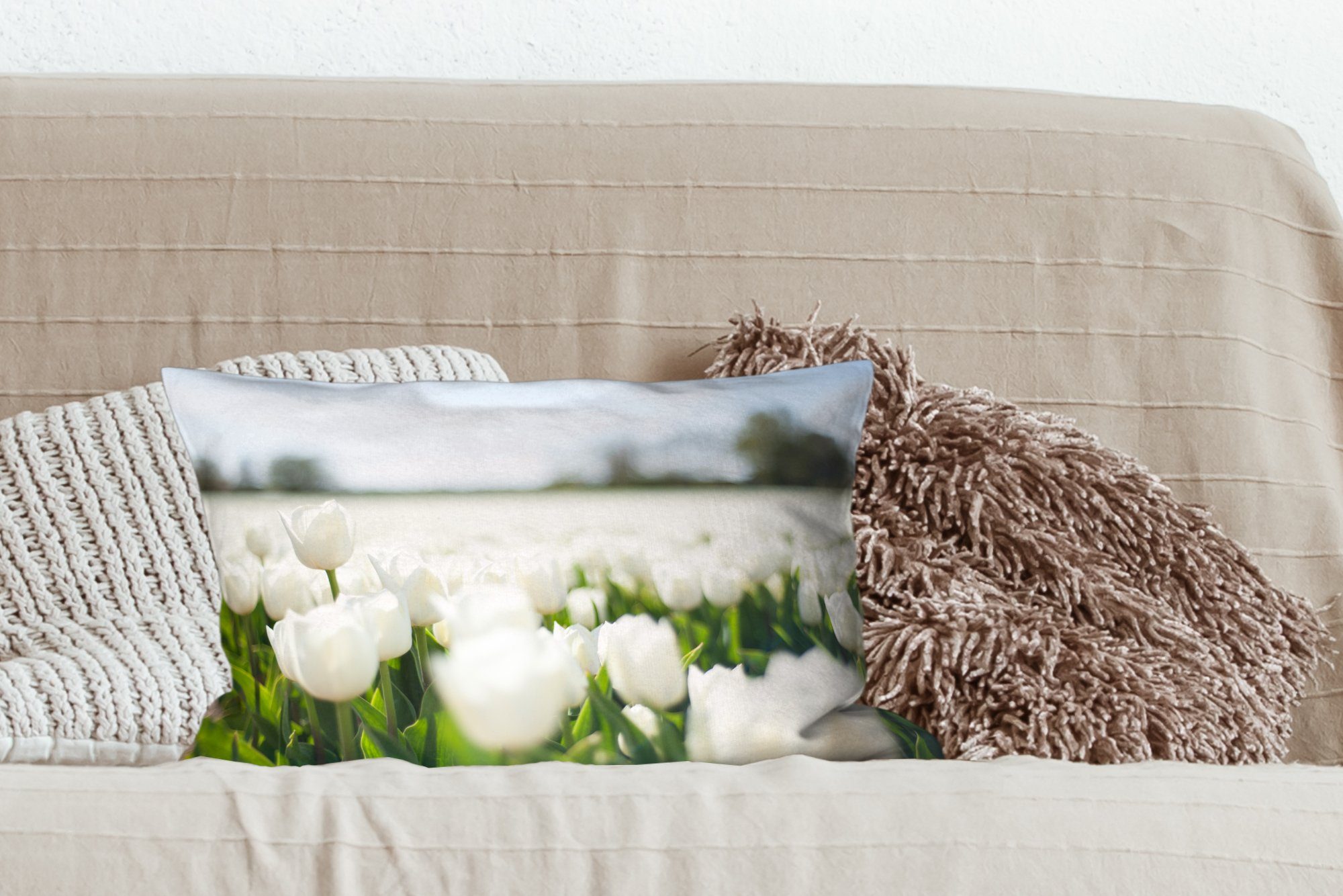 Tulpenfeld Wohzimmer MuchoWow Zierkissen, Tulpen, mit weißen Dekoration, Dekokissen Schlafzimmer Dekokissen mit Füllung,