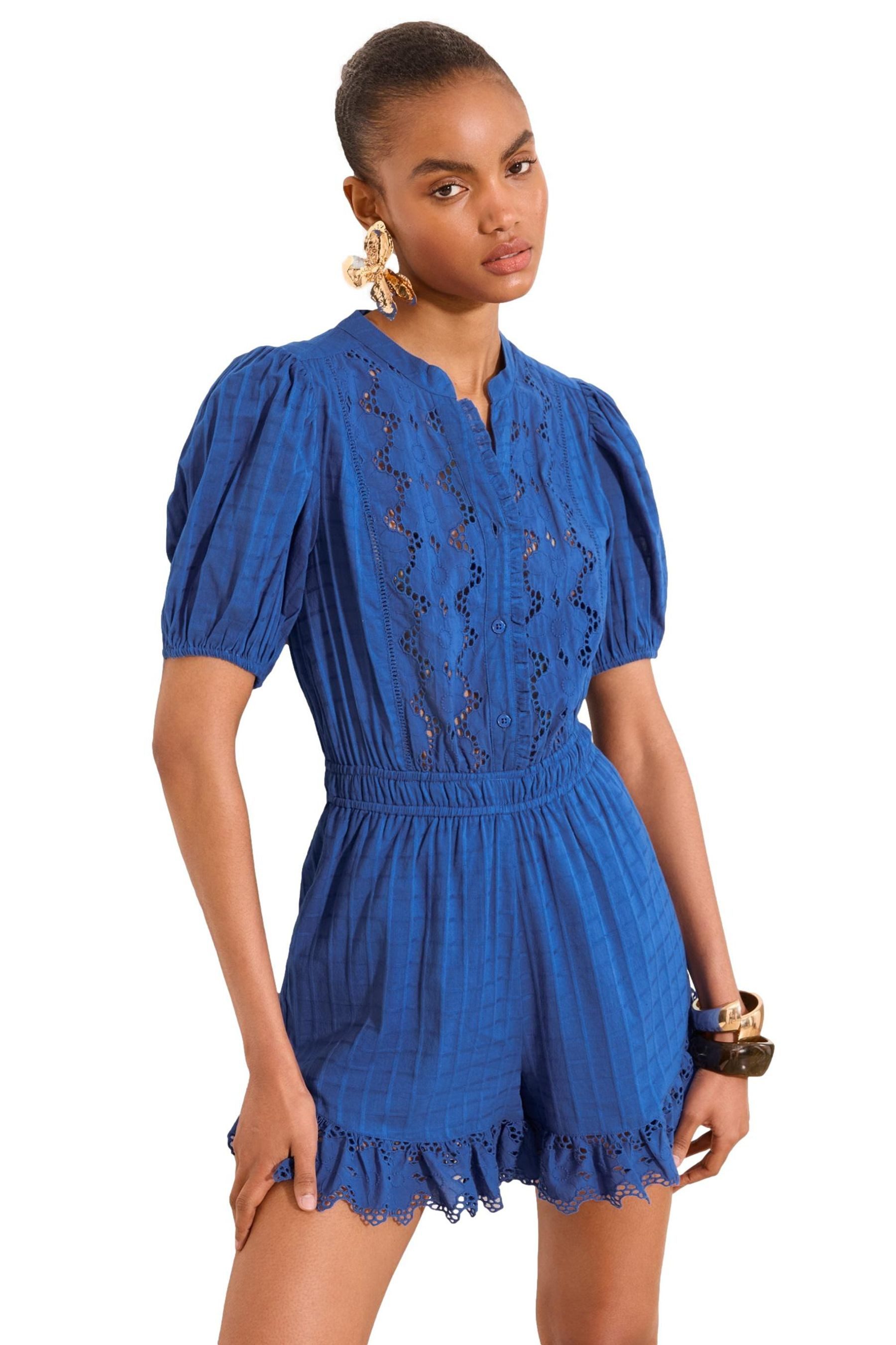 LIPSY Playsuit Lipsy Kurzarm-Playsuit mit Lochstickerei (1-tlg)