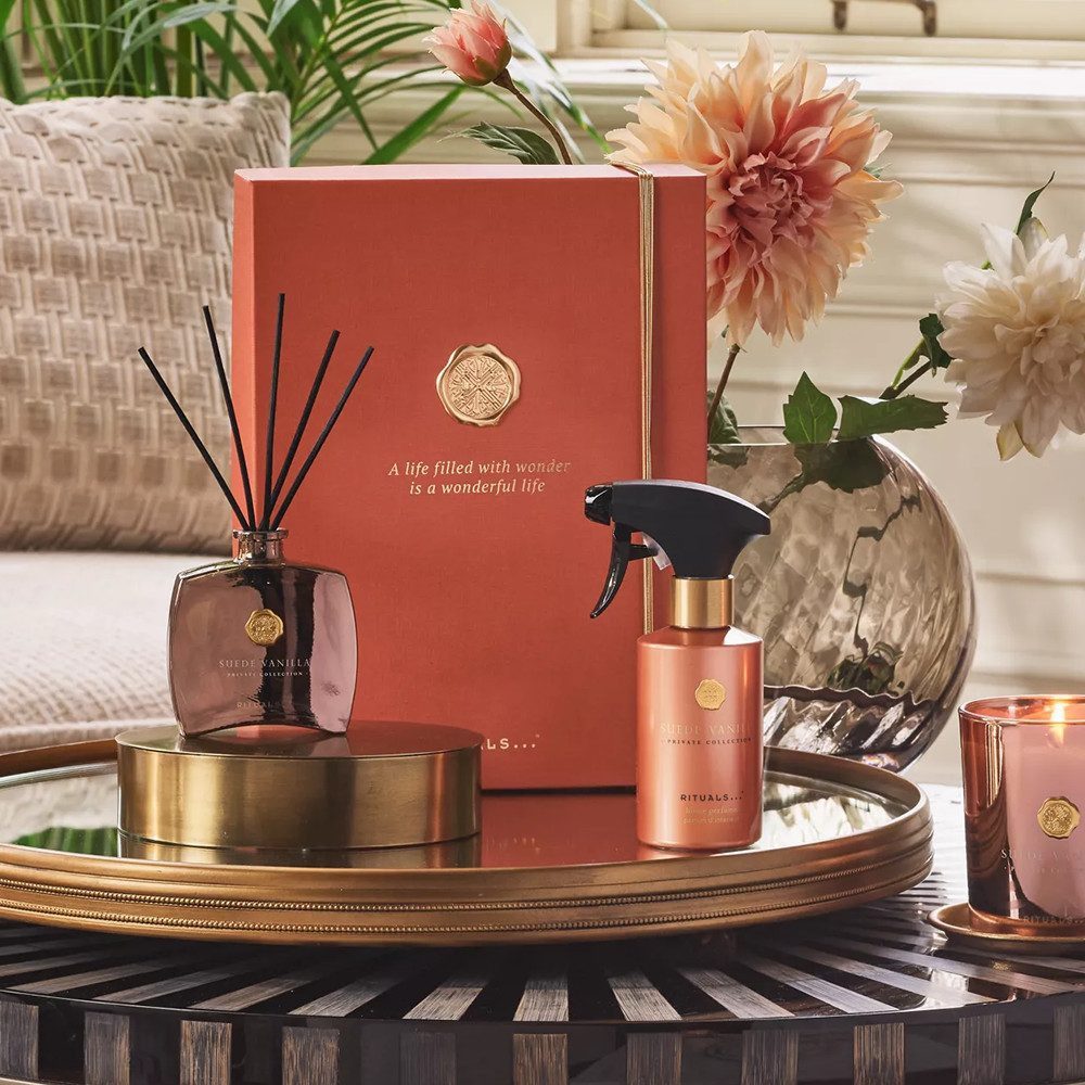 Rituals Pflege-Geschenkset Rituals Private Collection Suede Vanilla Gift Set L 2025, 3-tlg., Duftkerze, Duftstäbchen & Raumduft – Vanille, Kardamom & Patchouli